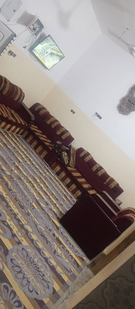 يوجد بيت للبيع في قريه المختار السعر 37 وبي مجال يحتوي ع غرفه وصاله ومناور اثنين ومطبخ واستقبال وطرمه وصحيات للاستفسار ع رقم الاتي 

***********

