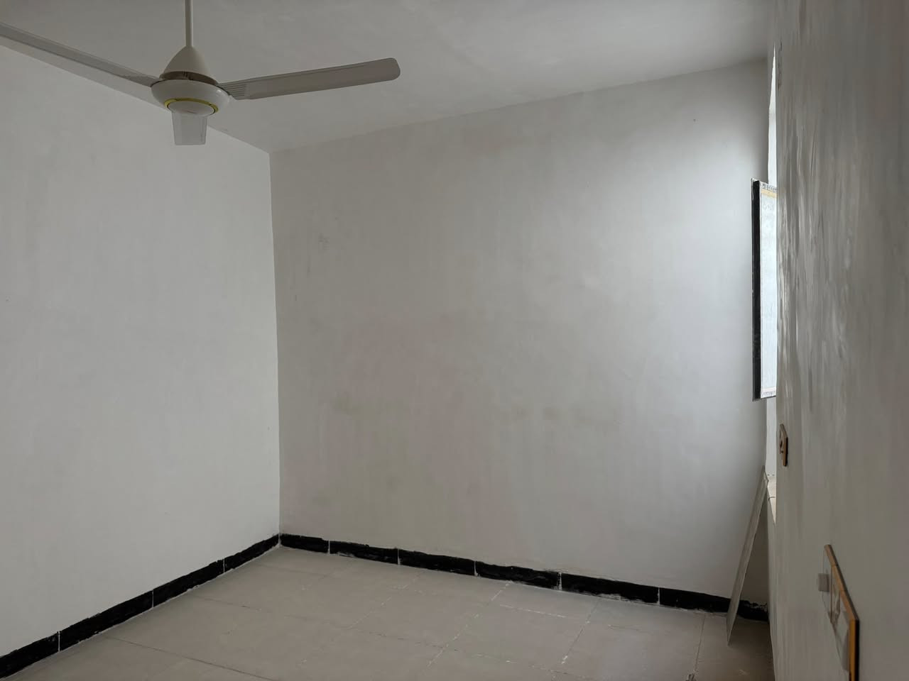 للبيع بيت 50 متر صب كونكريت جاهز للسكن شارع الصب عمود327 السطح شتايكر مع تانكي مع كيزر مع ماطور ماء مع صحيات كاملة مع كاونتر مع مراوح عدد 3 مع طخم قنفات قريب على الشارع العام 200 متر شارع 16 السعر 35 وبي مجال رقم التلفون ***********
