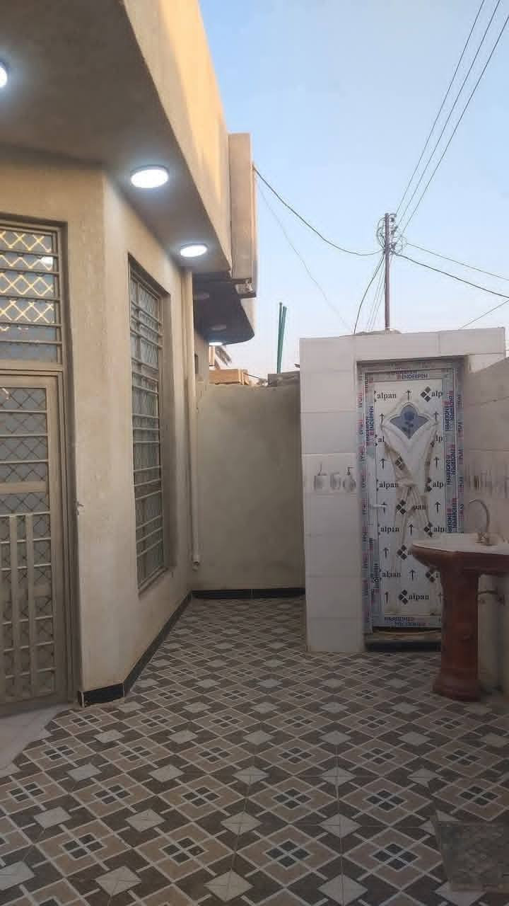 السلام عليكم دار سكن للبيع حديث غير مسكون في الكوت منطقة حي الحكيم نزلة مدرسة الرميلة بالقرب من الكورنيش مساحتة 150م وشارعة 10م البناء طابوق درجة اولى والسقف صب مسلح والارضية والجدران سيراميك ويتكون البيت من غرفتين نوم وصالة واستقبال ومطبخ وصحيات داخلية وخارجية ومتوفرة كافة الخدمات ماء وكهرباء ومجاري ومرقم من قبل البلدية السعر الاستفسار الاتصال على هذا الرقم
***********
