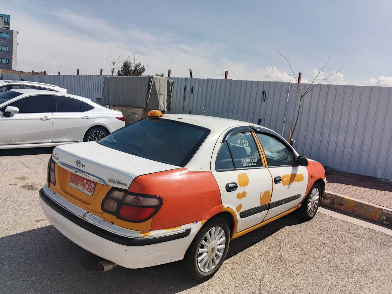 بە نا وی خوای گەورە 
سە نی 2001..3بارجە ی سلیمانی بە شە رتی غرامە و ئە وە لیات...گێر عادی گیرو مە کینە و کلاج وعەینە ی بە شە رت مە کینە ی هە ڵمی دە می نیە...کارە بای کامل مە زبوتە لە بلاجکتورە وە تا گلۆبی ناو سنوق...تایە و ویلی لوکە 2مانگە خراوە تە سە ری. تە برید ساردو گە رم بە شە رت .. کامل جوانکاری بۆ کراوە سە رداشبوڵ سینگی داشبوڵ دە رگاکانی لالون شە فاف لیدی بە قاج گوشن گاعی تی گیراوە تە وە... ناو سندوقی تی گیراوە تە وە ... شاشەی ئایباتی باریک کامل سیستە مە ی سە وتی بو بە سراوە ئمبی فایە ر..بیش و دوا لیدراوی نیە....تە قە ورە قە ی نیە تازە داگیراوە...جە مە لخی لای سە کن لە گە ڵ دەرگای سە کن لیدراوی هە یە بی ناو گرتن...سە یارە کە مالی دۆستە 250 دینار مە سرە فی نیە ... لە سلیمانیم *********** فایبە ر وە تس ئە ب ... رە سمی تە ویشم داناوە..... سیعری خوار هە موو بازار 76 و مە جالیشی تیایە..
سوباس بو ئە دمینی گول
