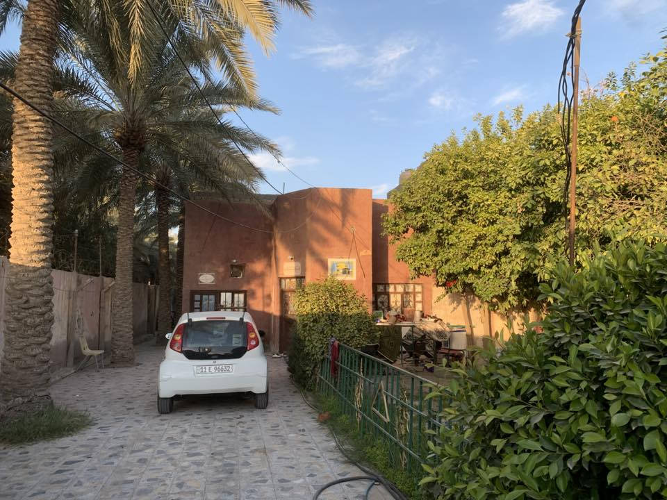 بيت للبيع المساحه 650 متر مع البناء يحتوي البيت عله غرفه واستقبال وصاله ومطبخ وصحيات داخليه وخارجيه 
يحتوي عله حديقه وكراج وأشجار لارنج ونخيل تمر ٩ نخلات تمر وخلف البيت يحتوي عله مخزن وحديقه وكاع تصلح للزراعه العنوان شارع بغداد عامود 170  وتنزل مسافه كيلو هم تبليط قرب مجمع الرحمان السياحي السعر 190 مع المجال ***********. يبعد عن الإمام ١٥ دقيقه
