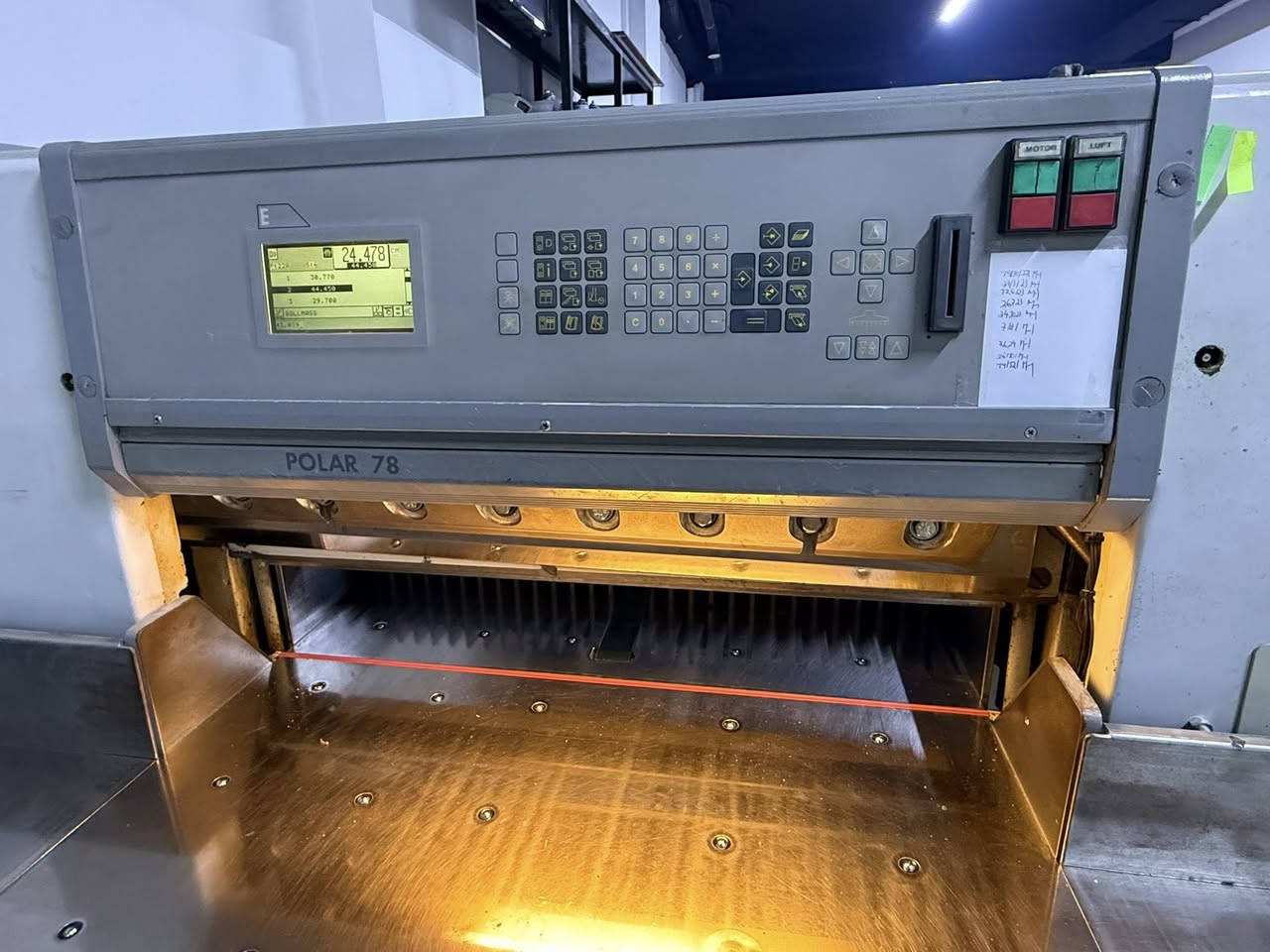 السلام عليكم، 
مقص بولر 78E للبيع، وارد سويسري و ابد ما مشتغل في العراق، المقص نظيف جداً تجي تفحص بيدك و بعدين تاخذة. 

✅سكينة اضافية تجي معاها و كامل عدتها. 
✅الموديل: 1996
✅القياس: 78 

مكاني زاخو: ***********
