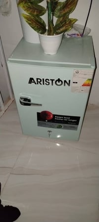 ثلاجه صغيرة • جديدة • بيها مجال