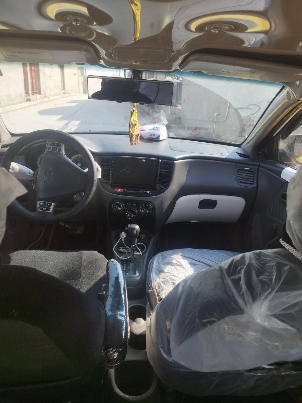 كيا ريو موديل 2011 سيارة شرط كير مكينة شرط مكينة 16 هيئة وغرامات صفر. الضرر موضح بل صورة تدفئه تبريد شغال بس القايش مكطوع سيارة نضيفة بمعنى الكلمة تواير جدد اني الشرعي شرط التحويل وكالة ما اسوي 
السعر 100$ وبيها مجال 
*********** كورك 
***********اسيا 
رجأ مو شراي لا تتصل
