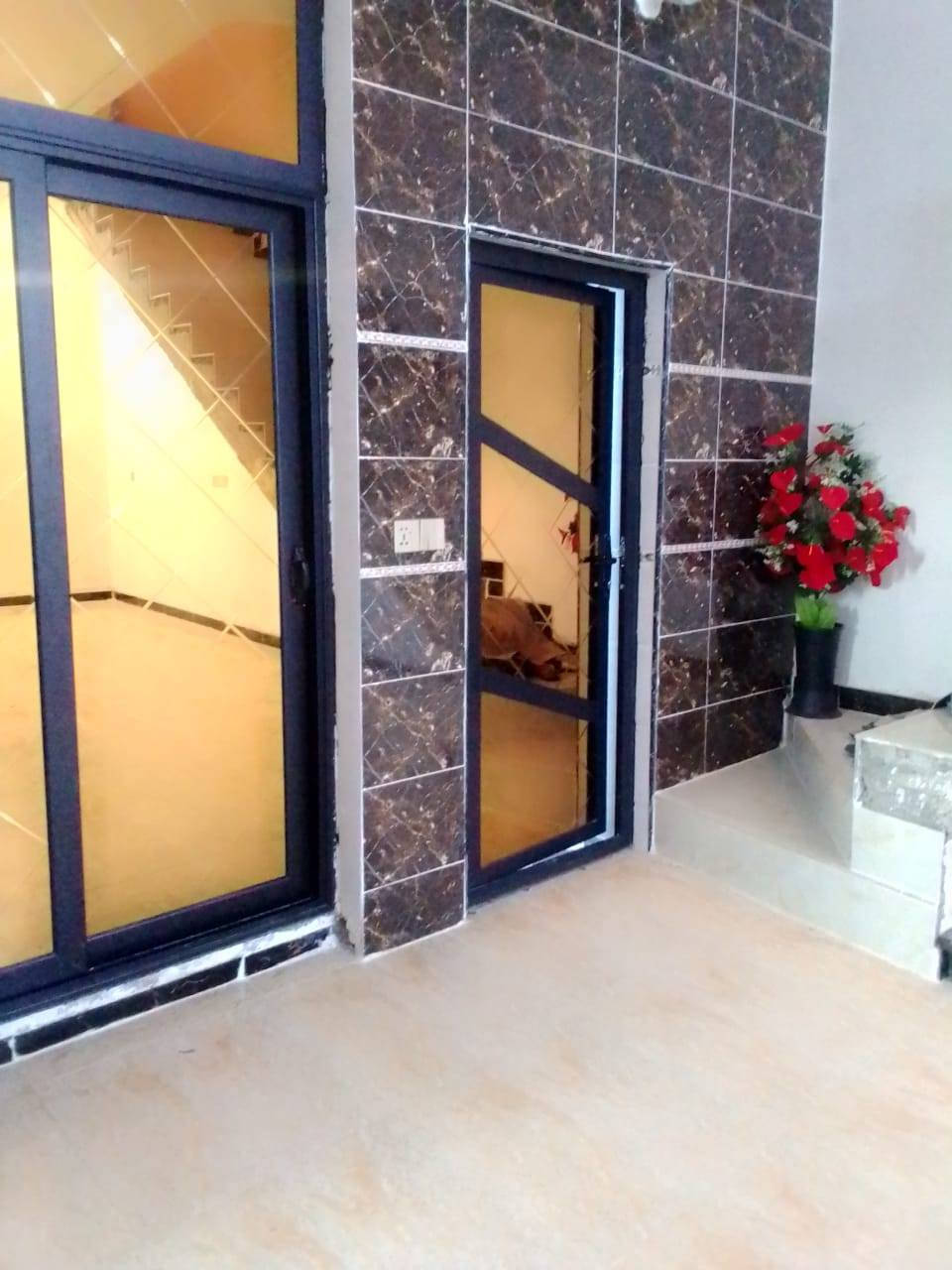 السلام عليكم بيت مساحه ١٠٠م طابقين ٢غرف نوم مربع ١٠في١٠ شارع تبليط ومجاري ٧نيسان طابو زراعي للاستفسار الاتصال ***********
