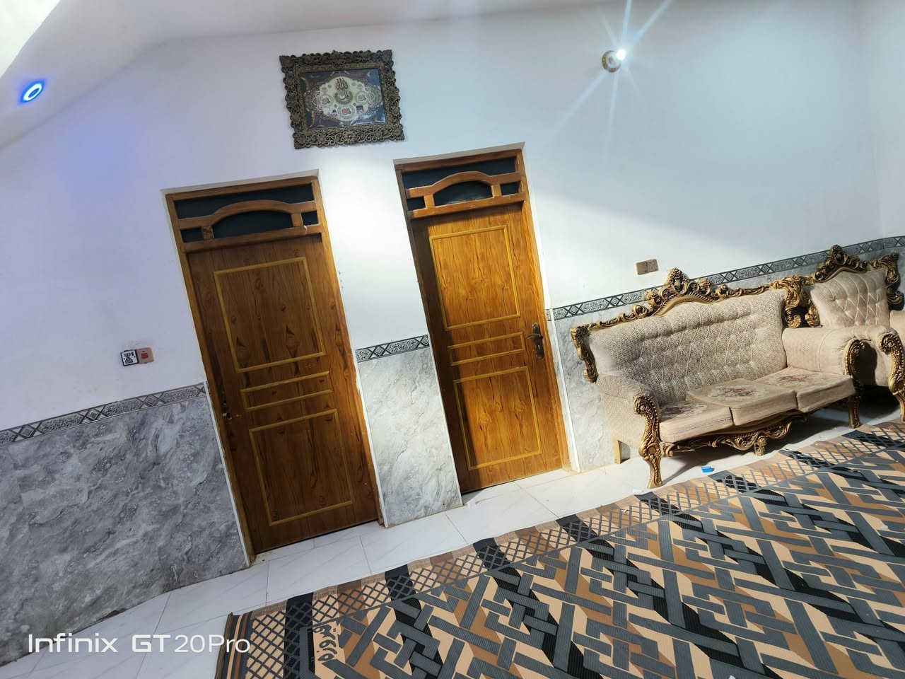 السلام عليكم 
الدار البيع 
طابو صرف مساحه ((180)) 
حي شهداء شارع إسالة ماي 
البيت داخل فرع 
 *طابق ونص*
مجموع الغرف (٤) 
(كونكرت صب) 
١- استقبال _ مساحة ٤×٨ 
٢- صالة _ مساحة ٧×٨
٣- حمام داخلي 
٤- منور 
٥- غرف عدد(٢) مساحة٤×٥
٦- كراج 
٧- صحيات خارجية 
--------------
 *الطابق الثاني* 
١- صالة (نص الصالة عگاده) 
٢- غرف عدد (٢) مساحة ٤×٥ عگادة
مشتغليهم قبل سنة 
--------------
المساحة( ١٨٠ )
استفسار اتصل بل أرقام تأليه
((***********)) ((***********)) اخوكم أبو عراق
