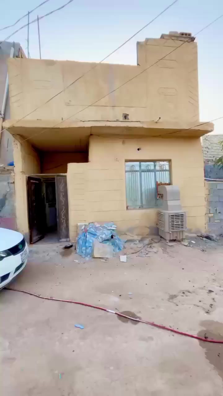 بيت للبيع مكانه بل حر مساحته 55 متر طابقين بي استقبال ٥×٣ ومطبخ ٢× ٥ وحمام ٢×٣ وصاله ٣×٣ الطابق الثاني بي غرفه ٥×٤ وصاله ٢×٥ وحمام وسطح بناء حلو ومرتب سند 25 مباشر بسمك للإستفسار الاتصال ع الرقم مستعجل ع بي *********** السعر  43  وبي مجال خدمات كامله وكذالك يرهم اقصاد
