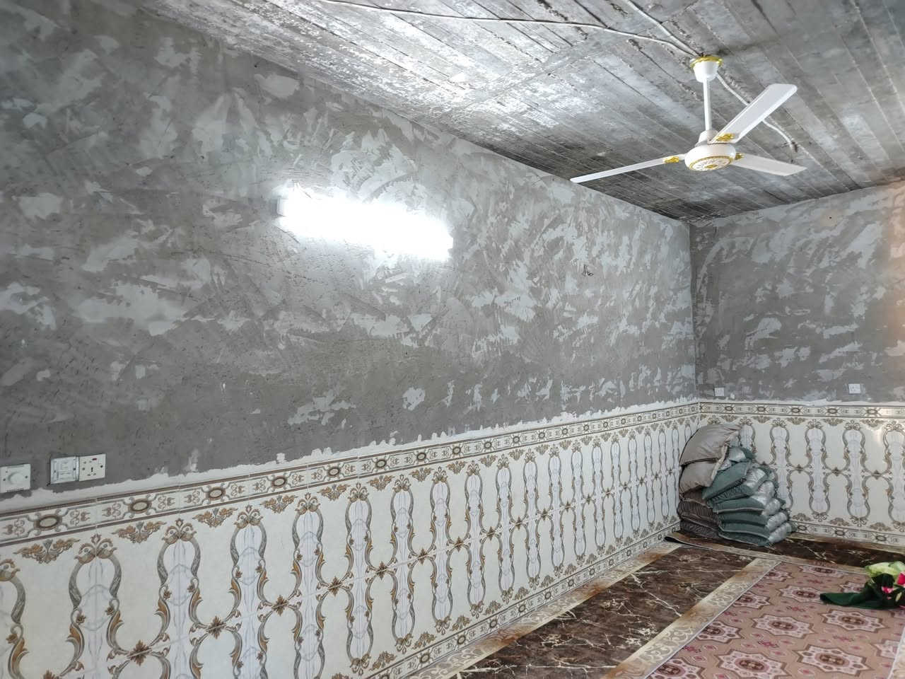 السلام عليكم بيت 200 م للبيع سبع قصور قريب على المستوصف مال الكراج بشارع ابوسبع ركن يم الملعب  بيه غرفتين ومطبخ صالة واستقبال وساحة مال بيت 9متر خدمات متوفرة بيه مكاتبة السعر 55 بيه مجال ***********
