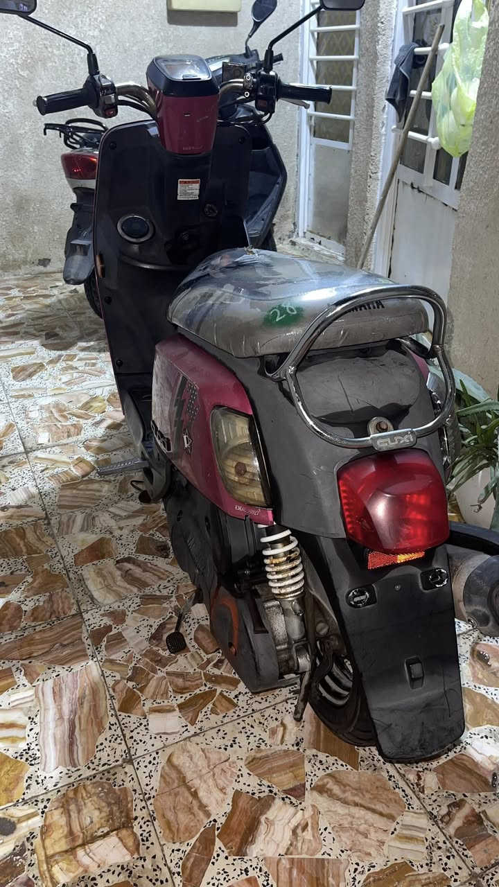 السلام عليكم دراجة بوليس مسطرة للبيع دراجة بأسمي ومكفولة كفالة عامة شغالة من كل النواحي دراجة نوزل شغالة سلف لايت عالي ناصي اشاير هورن كلة شغال شلعه ومعدل دراجة رمبة واوراقهة موجودة بأسمي اني نزلتهة بيدي لونهة حلو بانزين كلة محسن بريكات تايرات دراجة جديدة الله شاهد للأستفسار راسلني خاص الرقم*********** العنوان بغداد الشعب
