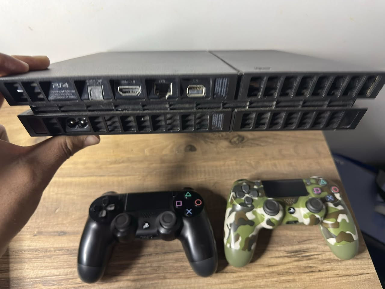 السلام عليكم بلي فور فات مهكر نضام 10.71 تهكيرة مستقرة برنامج ذاكرة 500 كيكا يحتوي على 8 لعبات قويه ودبل جوستك اصلي فقط العسكريه تحتاج صيانه للبطاريه متشحن يعني تشتغل ع الواير نضافه100‎%‎ مامفتوح لوك ستيكر اوربي  ضمان تفحص وين ميعجبك.
السعر 235 الف بي مجال رقمي *********** مكاني كركوك والتوصيل موجود واني خادم للطيبين.
