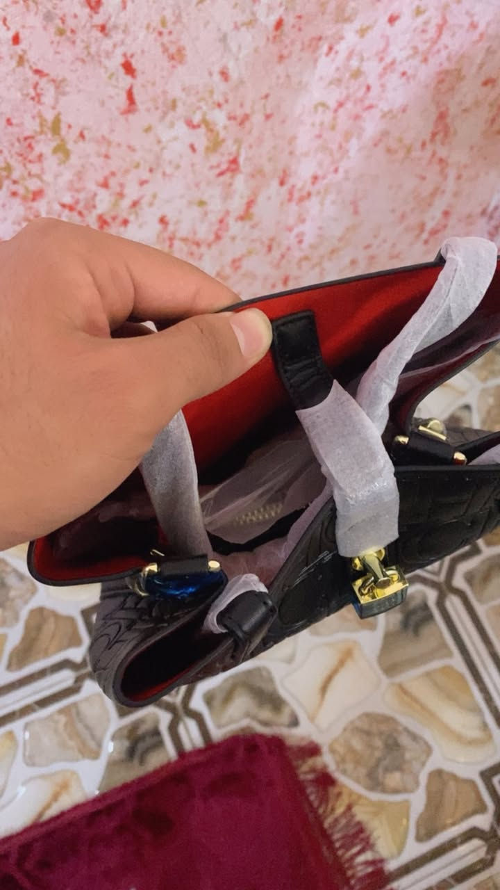 السلام عليكم
اغراض كلها اصليه والجنطه اقرو وشوفه اني ماحكم يمكم الحجي الاسعار جوه السوك للستفسار خاص او هذه رقمي ***********
