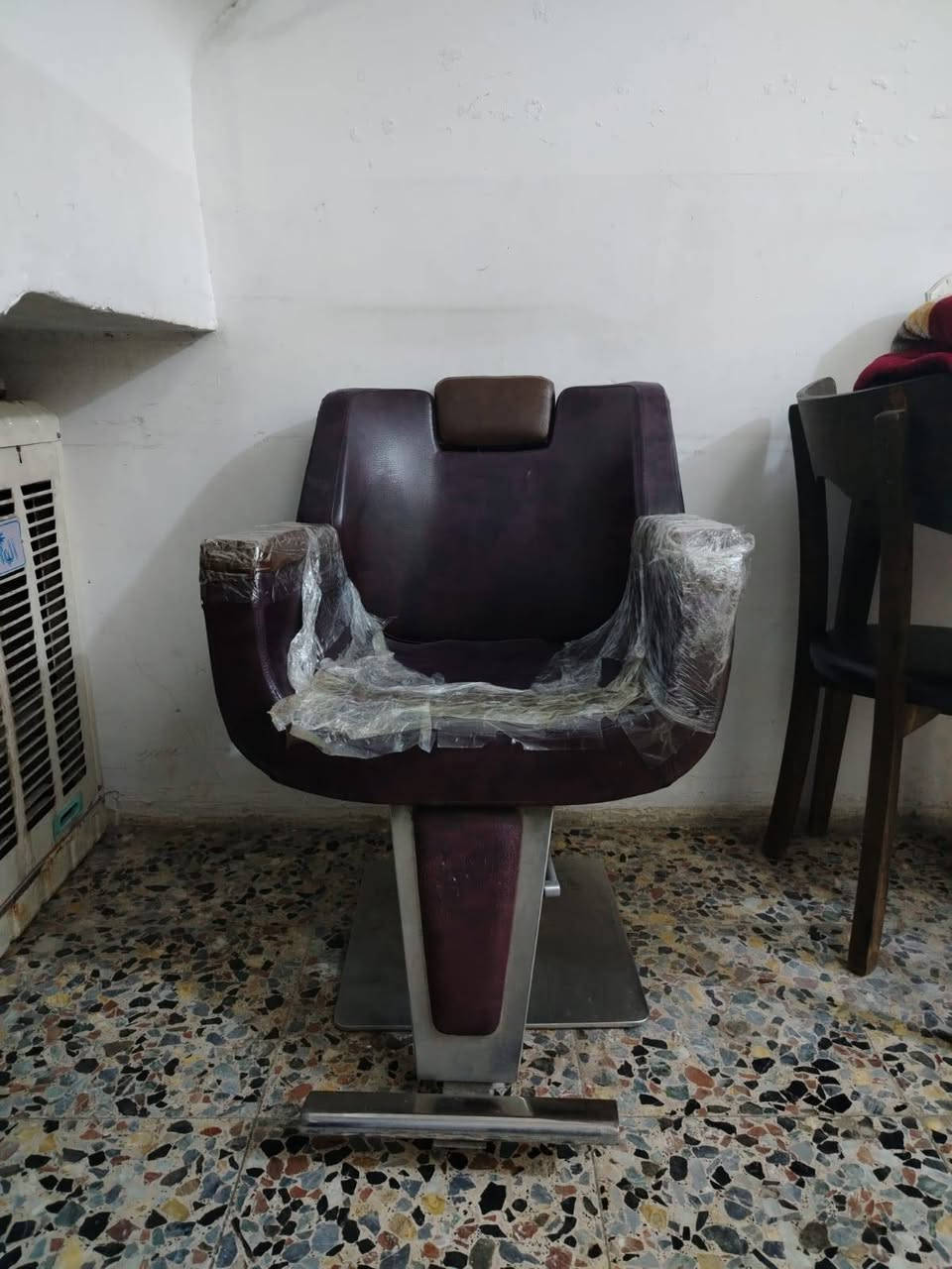 السلام عليكم كرسي حلاقه جديد كله شغال استعمال قليل جدآ اقل من شهرين سعره 150 مكاني بغداد الشعله .
***********
