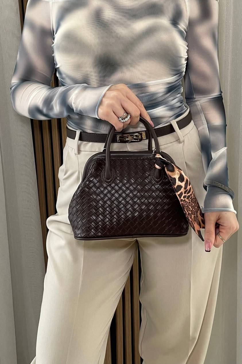 كوني أنيقة مع حقائب Baglyn 
Mine Bag

حقيبة نسائية صناعة تركية بهذا الشكل والأناقة كوالتي تخبل وحجم جدا مناسب لاصحاب الذوق 
Made in Turkey 🇹🇷

➡️20 𝗖𝗠 عرض
⬆️15 𝗖𝗠 ارتفاع
للحجز والاستفسار يرجى الاتصال بنا *********** أو مراسلتنا على الواتس اب 

سعرنا اليوم بسعر الجملة 8,000  دينار
لا تنسونا من متابعتنا على حسابنا التيك توك يوميا نفتح بث مباشر 
https://www.tiktok.com/@baglyn_1?_r=1&_t=ZS-92lxDftd1wV
