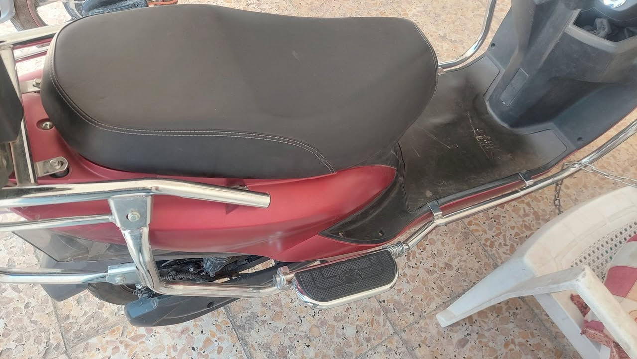 دراجه شحن سكنس 6 بطاريات
السرعه 60
الملف 1200 
تشغيل بصمه 
سويج عدد2
انذار ضد السرقه
درع ضد الصدمات
صندوق مربع كبير ينقفل
منفذ USB  ورام 
مرايات عدد 2
كشن جلد
العنوان بغداد الدوره 
للتواصل ***********

