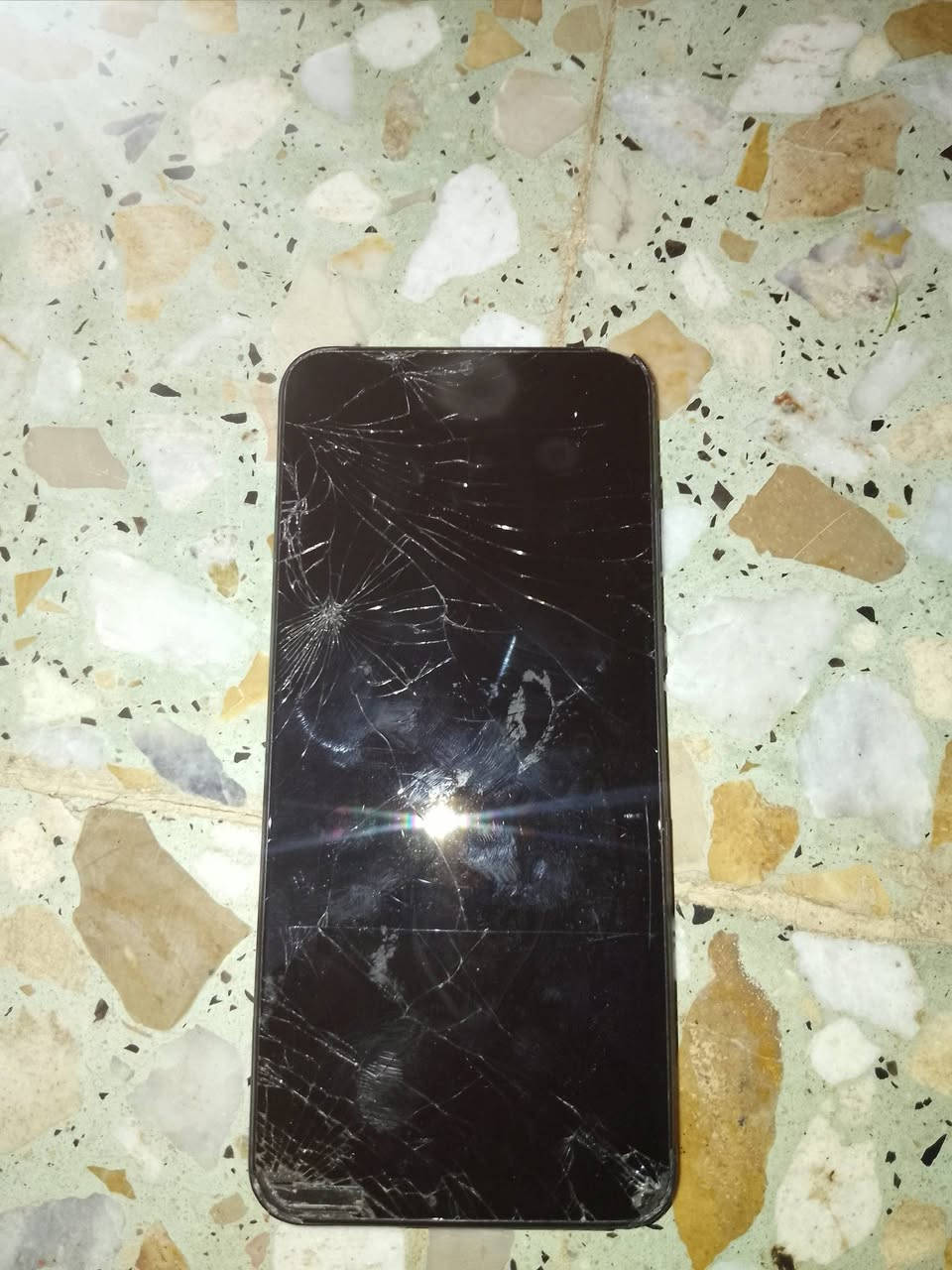 سلام عليكم مبايل جيسفن ما بي شي فقط الشاشه محتركه اطيني بي نعم الله مكان نجف حولي شارع 30 الثاني***********.
