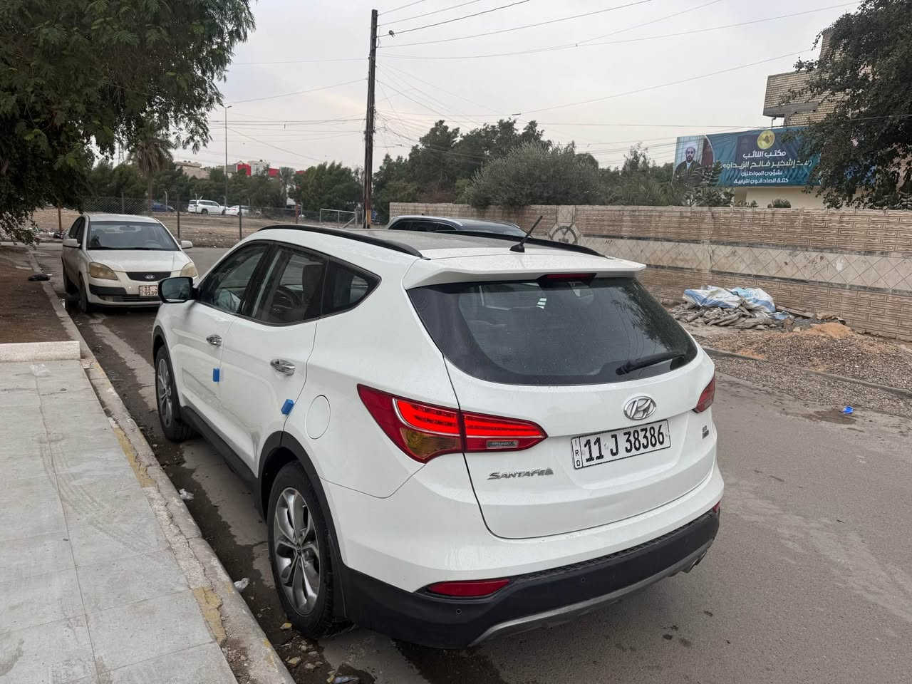 السلام عليكم . هونداي سنتافيا 2013 وارد خليجي المواصفات فوول كويتي يعني محرك 6 سلندر فور ويل وبصمة تشغيل وابواب بانوراما سقف مري شفط تحكمات ستيرن لد امامي وخلفي وحساس خلفي وشاشة وكامرا وباقي المواصفات المعروفة مكفولة من الصبغ ولحادث ولتبديل فقط بارد جدا بسيط باب خلف العبري من جوة اصلا ممبين ولباقي مكفول قبل سنة تقريبا طكت عندي الصوندة وصار بيهة كازكيت سويتة بساحة الطيران درجة اولى الحمدلله حاليا كلشي مابيهة السعر 165 مكان السيارة بغداد جانب الكرخ السيارة بسمي تحويل مباشر *********** بغداد, العراق
