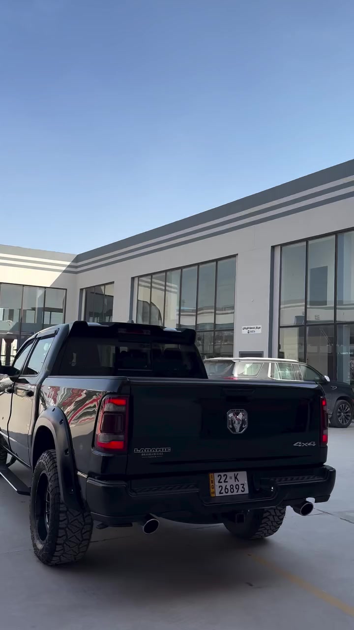السلام عليكم
رام لارمي  1/1 فول مواصفات عدا الفتحه
الموديل :2023 
رقم اربيل بسمي
ماشيه60 الف 
فول مواصفات 
المحرك : V8 5.7L . ايتورك اقتصادي
* دفع رباعي 4x4 . 
* رادار امامي خلفي مع مانع تصادم . 
،،دواسات كهرباء
* شاشه تيسلا كبيره
* استطفاف ذكي (اوتوپارك) 
* نظام اوتو ستوب
* تشغيل عن بعد 
* المقاعد تبريد وتدفئة . 
* نظام ملاحة نفكيشن GPS .
* حساسات امامية وخلفية  .
* مانع تصادم امامي خلفي.
* مرايا كهربائي شفط
* شاحن موبايل لاسلكي (واير ليس) .
* هاند بريك كهربائي .  
* حساسات امامية . 
* حساسات خلفيه

السياره عليها ترفيع 3.5 انج 
وياله حجم 20 عرض 10 انج مع تيارات اوفرود اصليه 

السياره مابيها حادث فقط قطع جانبيه تخريب شخوط ورصعات ٣ بيبان وجاملغ خلفي انصبغن على ايدي  باقي القطع سليمه ونضيفه السياره نصبتها  كلش حلوه 

اكفل السياره من كلشي ماعدا القطع المخربه 
 للتصال *********** مكانها النجف
متواج واتساب وماسنجر
