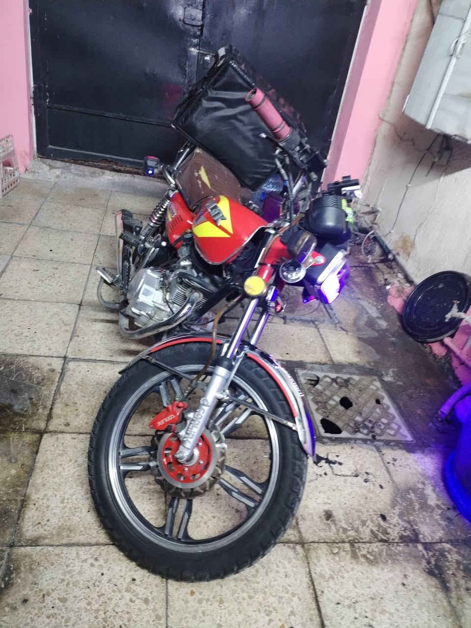 الدراجه تشتغل سلف بعمري كله ممشغله هندر
وماعرف شبي الهندر سلف من اول دوسه شته صيف بس هندر تصليحه يكلف 10 دينار او 15 مو اكثر زوج تايرات جدد دراجه انطيك بيها ظمان سنين ومنين خير من الله متوكفك ابد بس داريها دهن وبانزين اوراق مابيها اكفلك سرقه وعشاير 
سعرها 500 وبيها مجال مكاني بغداد بلبياع رقمي *********** الله شاهد مداريها اكثر من روحي ونضيفه كلش
