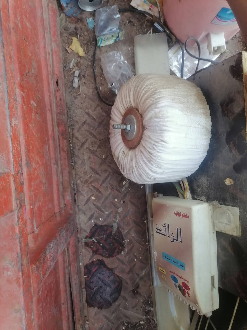 السلام عليكم سبلت للبيع صن ونص ابيعلك حديد السعر ٩٠ قفل رافعه للبيع السعر ٥٠ قفل المكان بصره ابو الخصيب الرقم ***********

