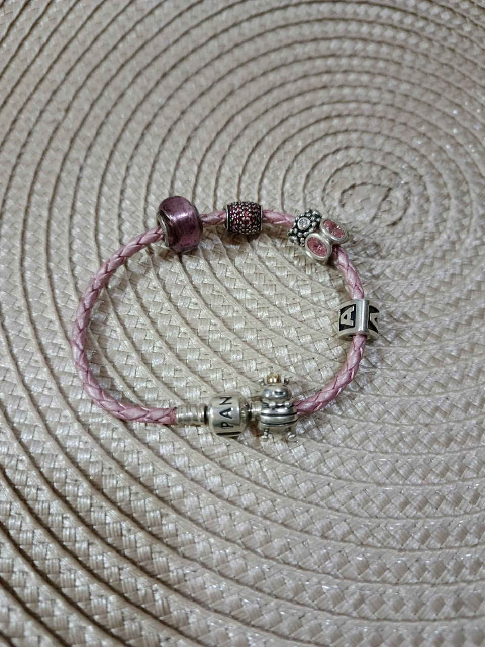 اسواره بندوره فضه مع تشارمز عدد 6 قطعه غايه في الجمال والروعه السعر 43 دينار شامل التوصيل والله يبارك لصاحب النصيب


**إذا كنت صاحب هذا الإعلان وتريد حذفه لأي سبب، رجاءا أرسل رسالة إلى الدعم الفني**