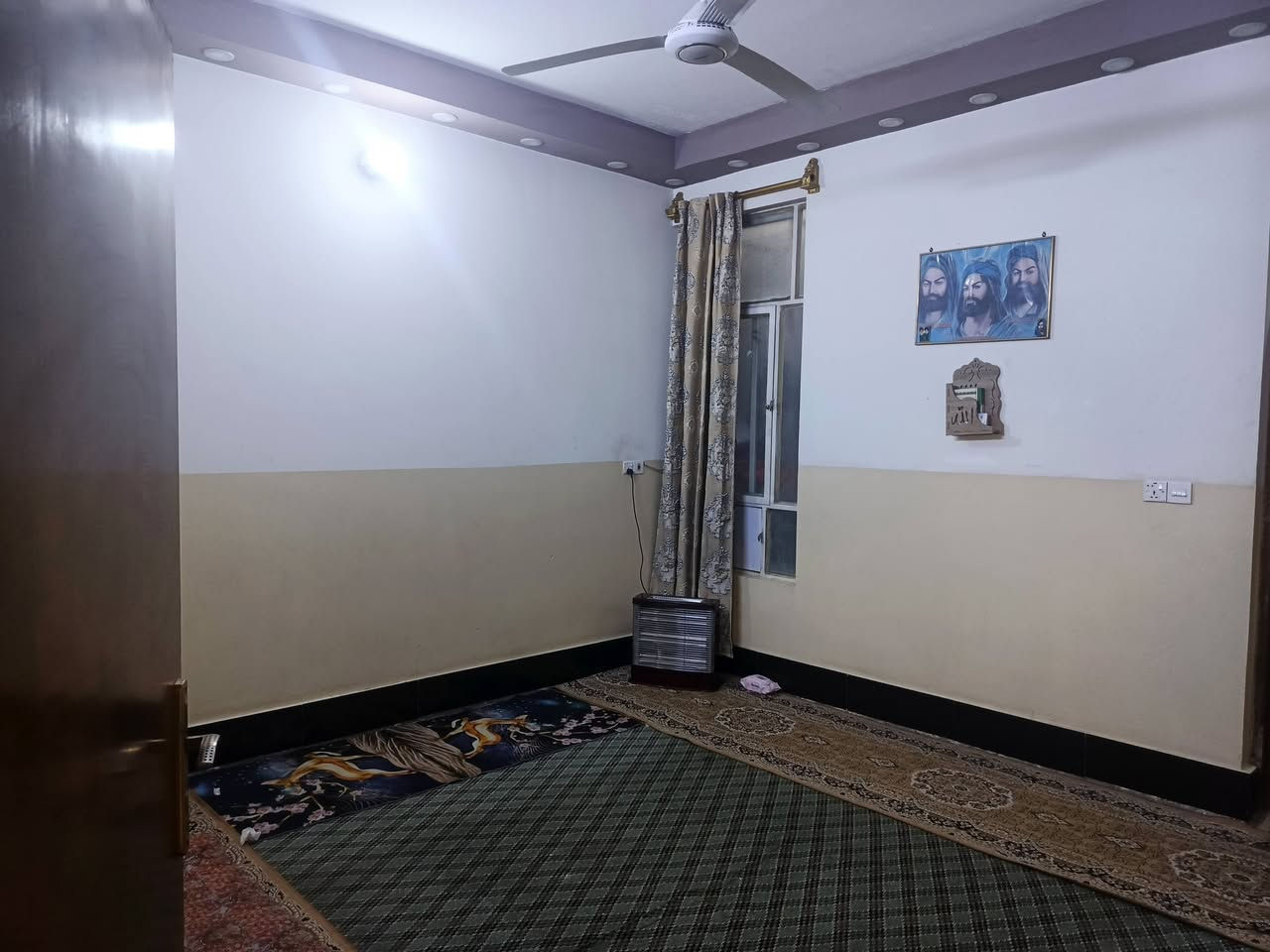 السلام عليكم الدار للبيع
مساحة 200 م المكان حي نصر قرب صوره الامام العباس (ع) 
يتكون من استقبال + هول + صاله درج+ غرفتين + مطبخ حار وبارد 
الاستفسار 
***********
