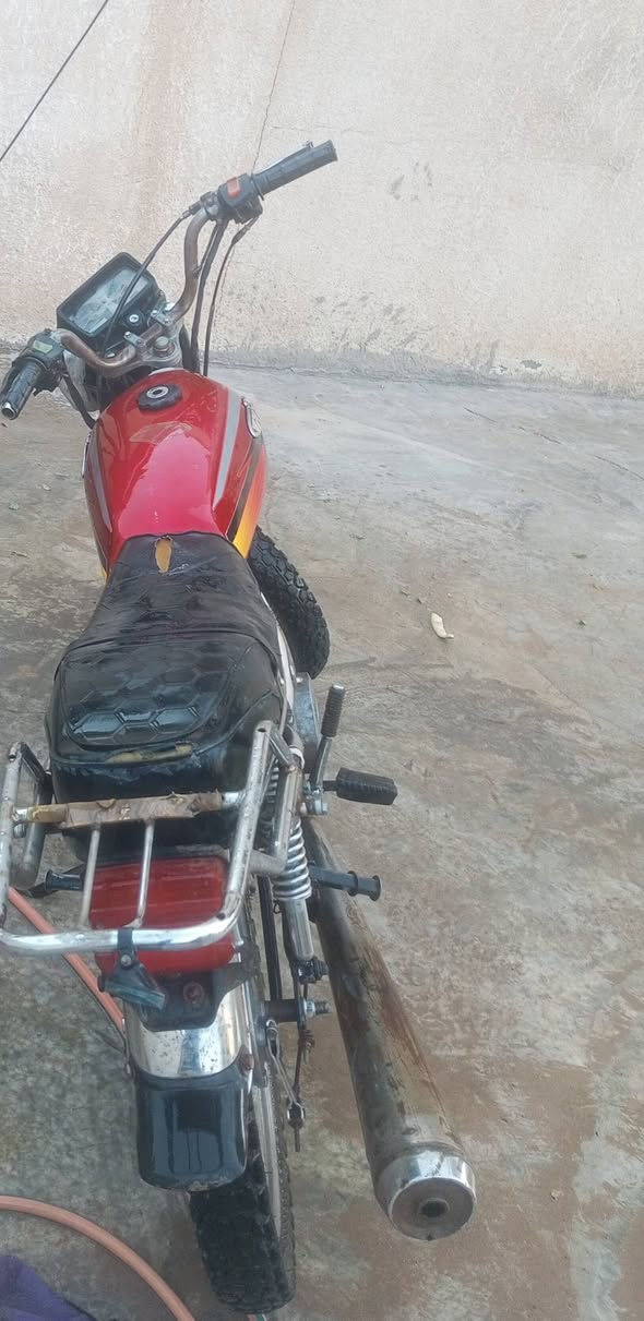 السلام عليكم دراجه جني  5 كير محرك 150 دراجه ما يعوزها شيء فقط دواسه مال بريك بريك شغال كهربائيات شغاله بكلايت شغال ضوء امامي شغال هورن شغال الجاملق الامامي ما بي شي بس اني حاط تاير خلفي وما يرهم السعر170وبي مجال  اتصل***********
