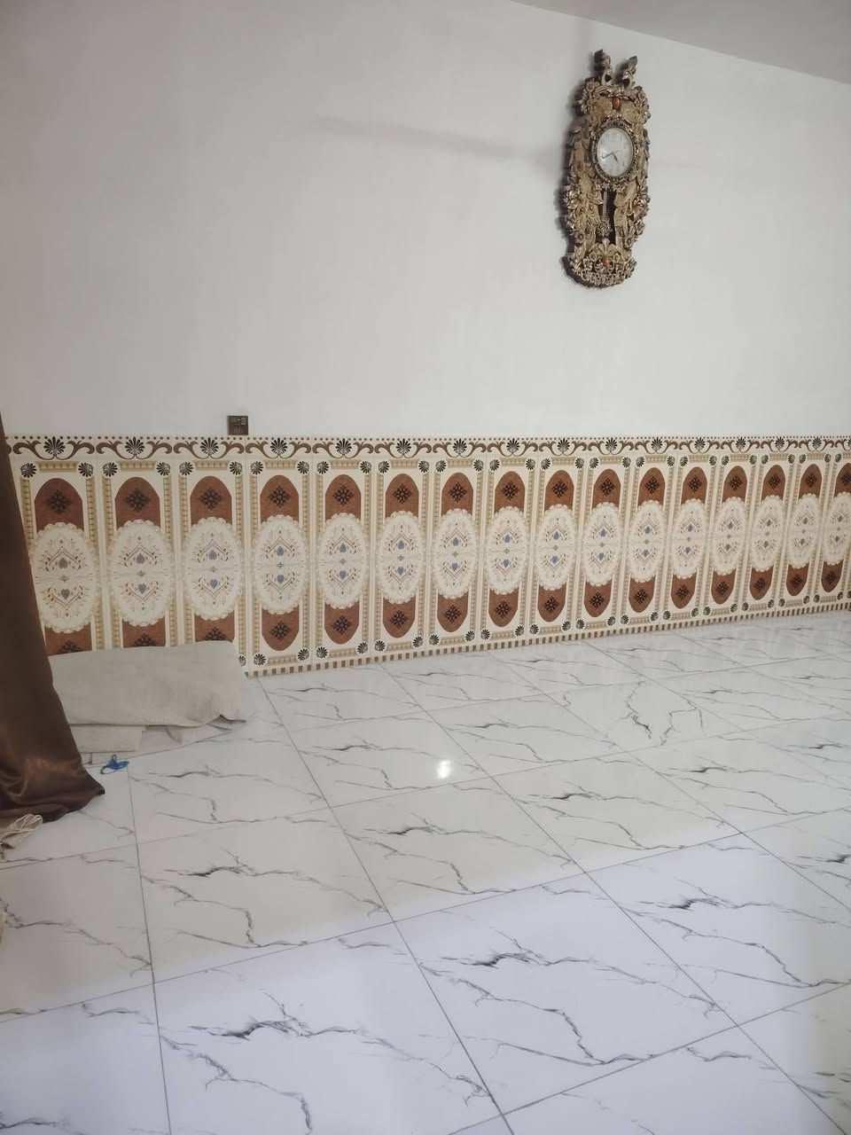 لسعر 28 وبعد بي مجال سلام عليكم بيت للبيع غرفه وحده +هول حمام داخلي +مطبخ ومضيف. بيت جديد صب كونكريت وجاهز مزفت وبيتونه صب كامل مكمل مساحه جبيره المكان جبله حي سلام لثاني قرب لنهر يبعد عن التبليط 50متر كافه لخدمات مي كهرباء واير سحب ماتصرف علي ربع للاستفسار. ***********. زراعي. *********** مساحه لكليه 240
