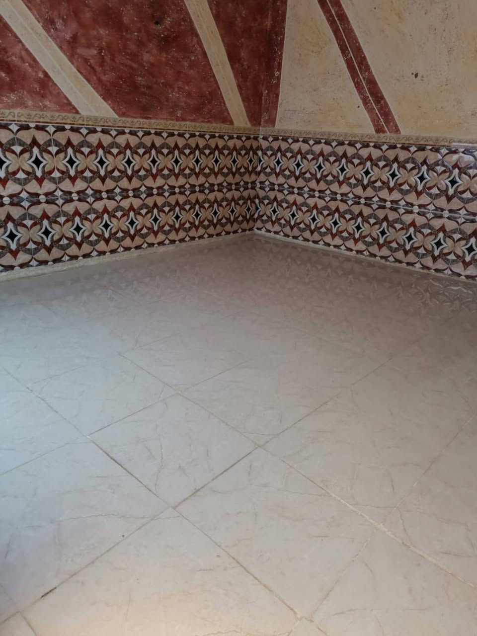 مشتمل للايجار 100 متر
حي الجهاد شارع بيت صبر
قرب المختار حيدر الحجامي 
الاتصال على الرقم 
***********
