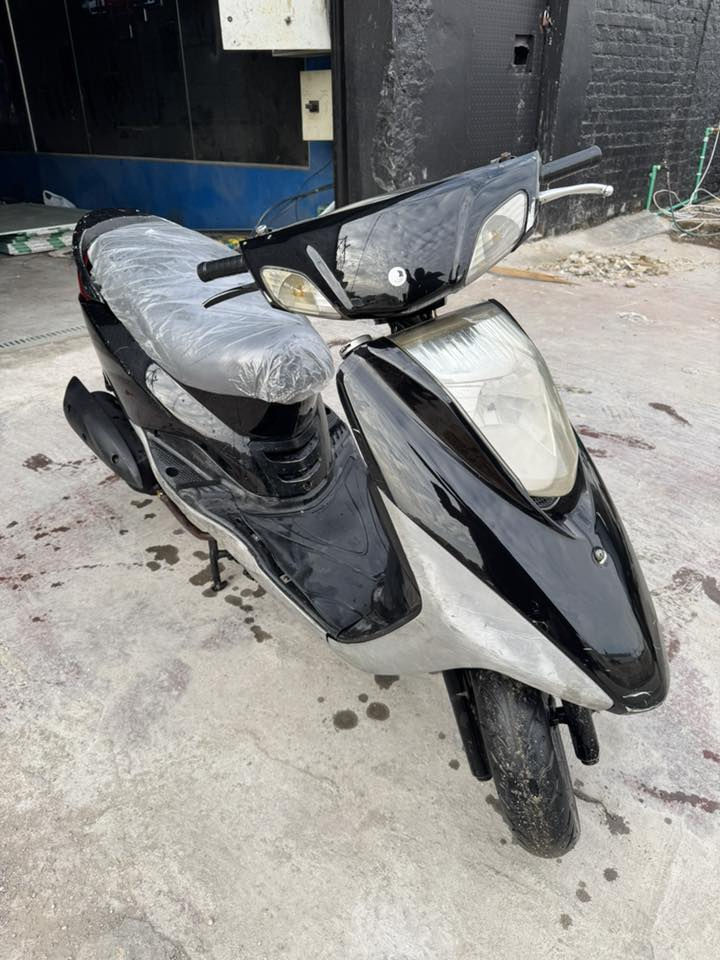 سلام عليكم
دراجه بريز  
الدراجه خير من الله حلوه 
نضيفه دراجه دهن موتل
بانزين محسن
تايرات امامي خلفي جدد بريك خلفي شغال
كيلو متر لايت هورن كولشي شغال بيهه
كفرات مختمه ونضيفات‎%‎90
محركهه ناعم  ونضيف حيل فشكتهه مطاكه 
سعرهه 450وبيهه مجال حك الجيه  عواني بغداد كراده نقص الدراجه ابريك امامي بس 
رقمي *********** بي واتساب
