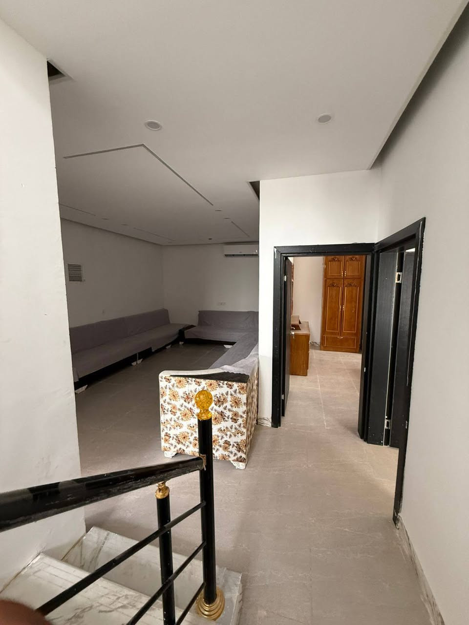 للبيع بيت في مجمع سما تكريت (VIP)
📐 المواصفات:
المساحة 250 متر مربع
الأبعاد 12.5 × 20 متر
4 غرف نوم
استقبال مستقل
صالة داخلية واسعة
مجاميع صحية متكاملة
كراج وحديقة متوفران
🏡 معلومات إضافية:
جاهز للسكن فوراً
مسدد بالكامل
مفروش بالكامل
⚙️ التجهيزات:
6 سبالت
غرفة نوم كاملة
تخم عدد 2
كاونتر
جرابي أم نفر
💵 السعر: 175 مليون – قابل للتفاوض
📞 للتواصل والاستفسار: ***********
#مجمع_سما_تكريت
