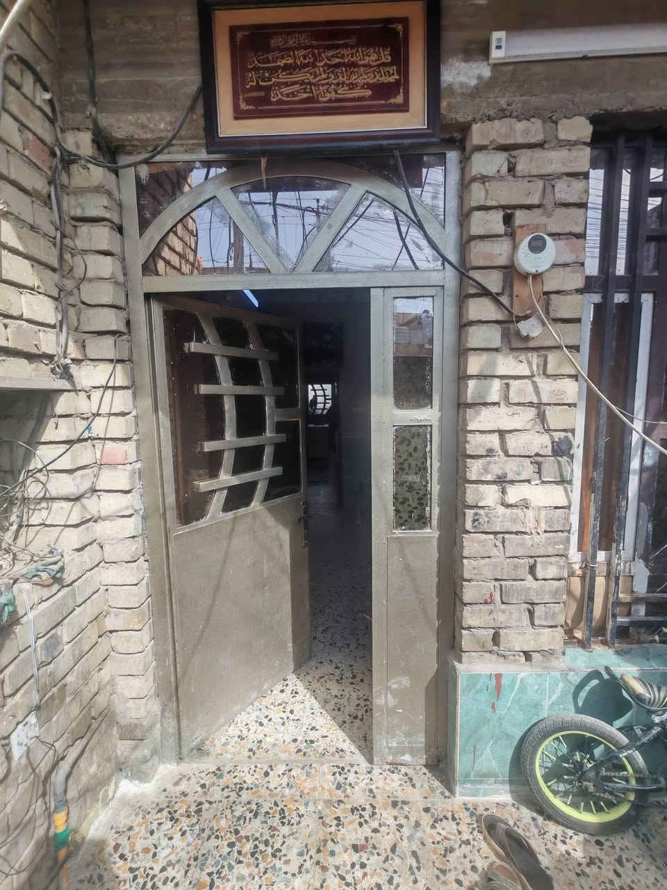 سلام عليكم مشتمل للبيع جديد الصور كدامك بناء طابقين  يحتوي على صحيات بالخارج والداخل أيضا صحيات واستقبال ومطبخ وفوك غرفتين
والتقاصيل اكثر للاتصال ع رقم
 ***********
