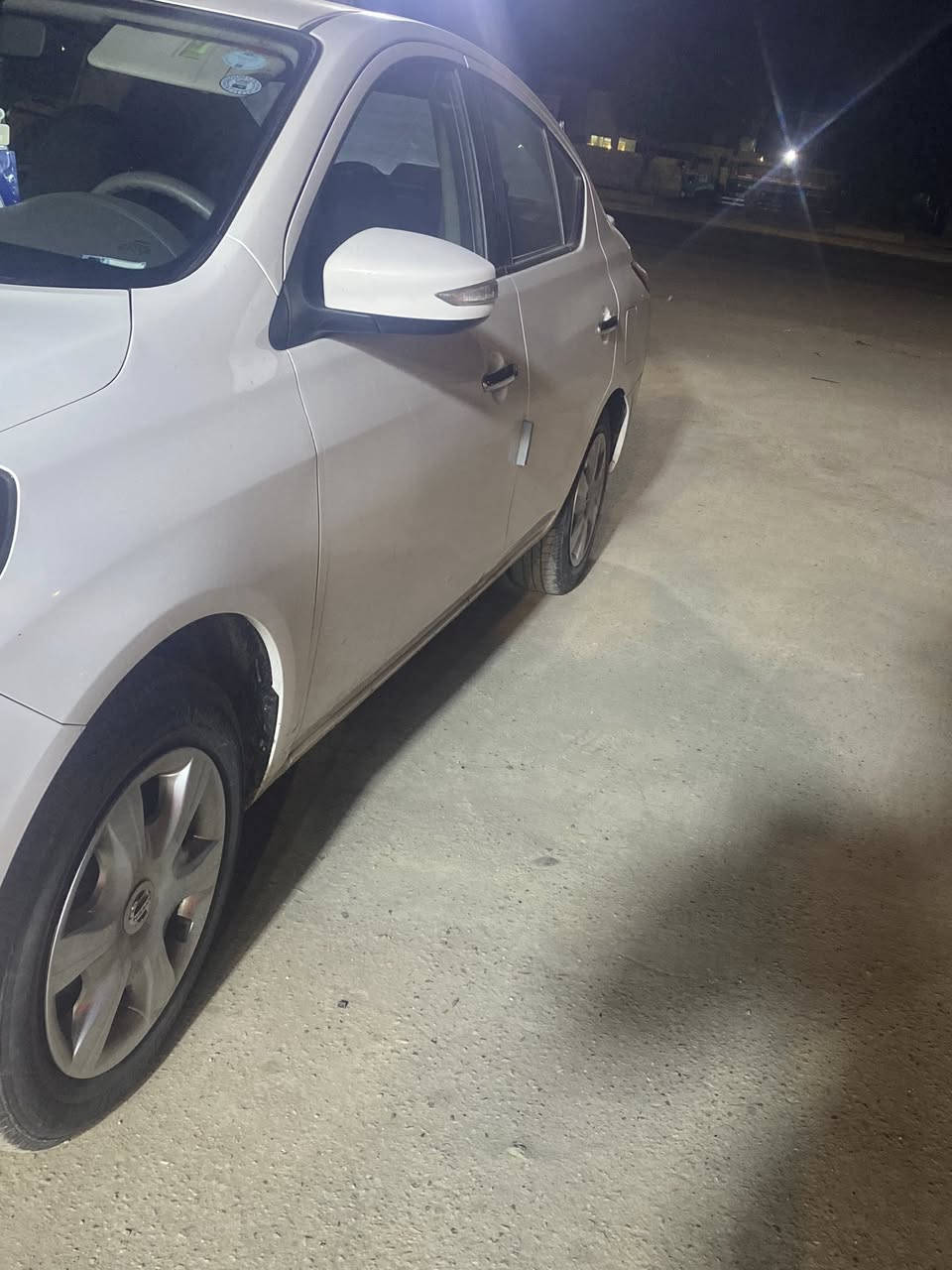 سلام عليكم نيسان سني ٢٤ فول موصفات حساسات خلفيه جام كهرباء خلفيه تبريد قطعتين سياره جديده متصرف ربع عليها  ملاحضه سياره بيها فقط بارد بالقبق جنطه فقط قطره صبغ مابيها. سياره بسمي رقم ربيل بكان بغداد حي جهاد رقم تلفون *********** سعر ١٢١ بيها مجال حك جيه
