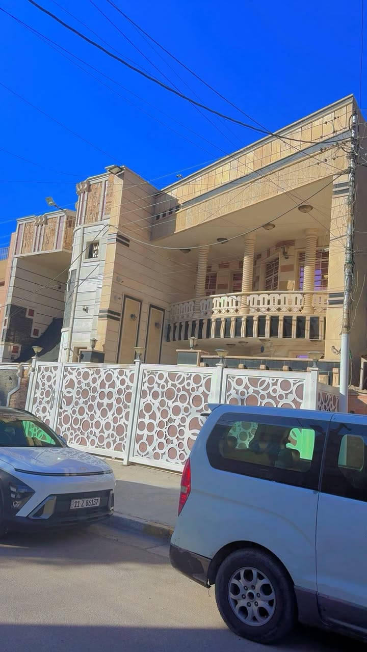 بيت للبيع مساحه (150) متر طابقين  مربع بيداء عرض شارع (15)  يحتوي على عدد نومً4  مدخلين  استقبال مطبخ حوالي. شغل درجة اوله لاستفسار مكتب النسيم للعقار ***********
