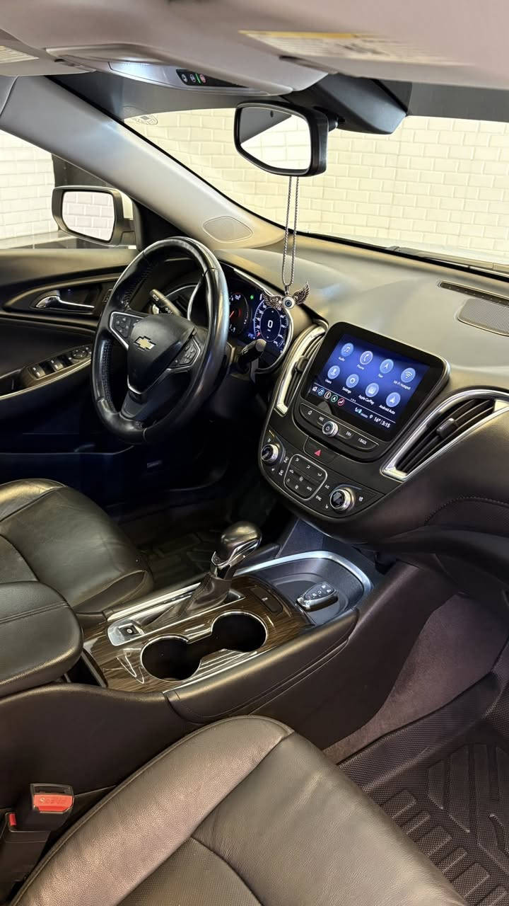 ماليبو بريمير 2022  PREMIER 2.0T 
محرك 2000 توربو 🚀🚀 4 سلندر سياره كلش قويه 
ناقل حركة أوتوماتيكي 9 سرعات. 
ماشيه 32 ميل 
نظام دفع أمامي
مقاعد جلدية كهربائي للسائق والراكب
وخزن ميموري 1.2.3
فتحة سقف كهربائية بانورامية 
نظام صوتBoss
تبريد وتدفئة جميع المقاعد حتى الخلفي 
تدفئة ستيرن
كاميرا خلفية
نظام دخول وتشغيل عن بعد. 
مري قلاب
مراقبة ضغط الإطارات
وسائد هوائية متعددة.
 البريمير معروف بل مواصفات 
سياره ترايها كلش حلو وجديده وما ماشيه بالعراق اجت من امريكا ماشيه 22 وهسه 32 
وبدون اي نواقص 
حداديه امامي خلفي شركه 
تخم تاير جديد
دسك امامي خلفي جديد
عليها نانو سيراميك 
سياره بسمي تحويل ثاني يوم. سنويه وهزه جديده 
وبدون غرامات 
🛑 الضرر بنيد وجاملغ تبديل وصبغ. بدون ضرر داخلي وحتى الحداديه ما متضرر وراديتر بلادي نفسه بدون تبديل. 
ايرباك ستيرن وراجع سستم 
وصور الضرر موجوده 
السياره بدون اي نقص وبدون اي كلوب مشتغل بلدشبول. وكلش جديده 

🛑🛑 السعر : 162$
للاستفسار الاتصال 
***********
