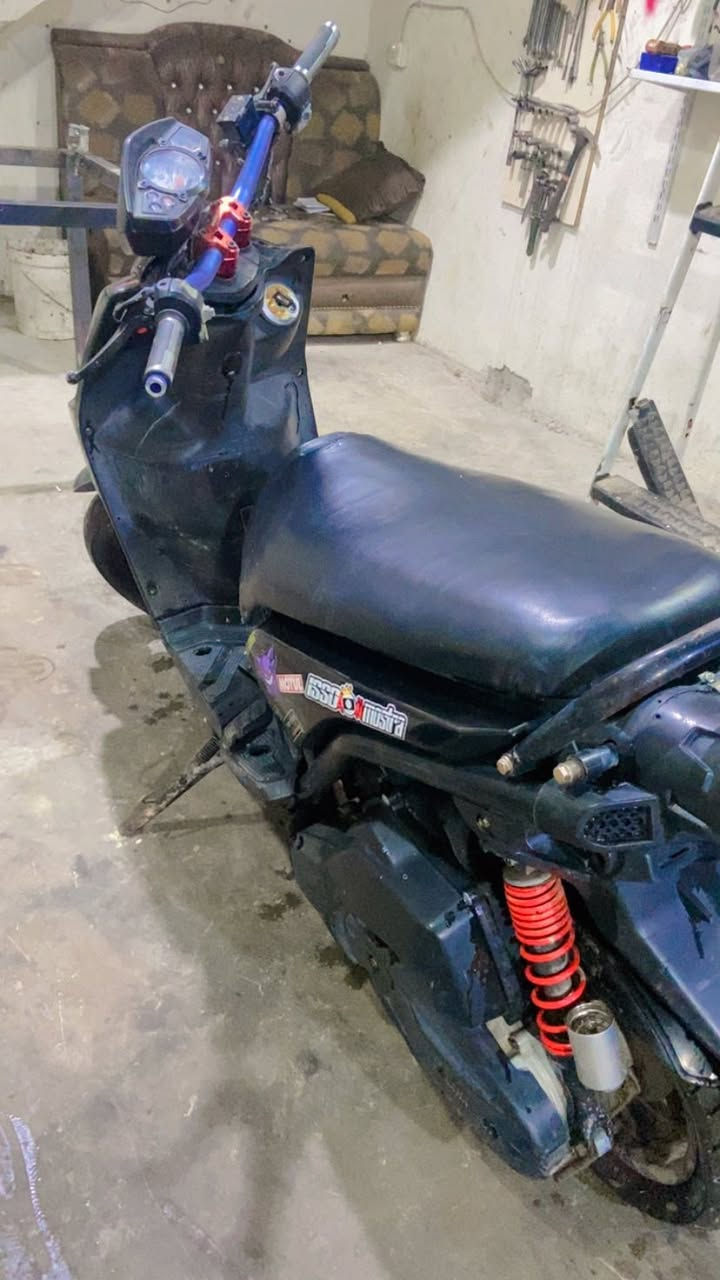 جبلي خير من الله بلادية خرسه نكره بكل وقت دراجه نضيفه كلش دراجه مانقصها شي عده الكلوب الأمامي 
بيها تزويد بصيط بيها تخم كلاجات WF
إستيرن رياضي 
خلاية اماميه لد 
سعر ٨٠٠ بيها مجال بصيط 
او مراوس بماكس بلاديه 
*********** عنوان بعقوبه
