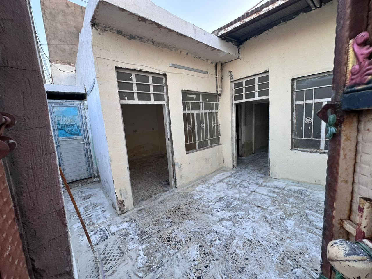 السلام عليكم بيت للايجار بمنطق الشركه بستان سامي بيت المساحه 100 مربع يحتوي على غرفتين نوم ايجاره السعر 175.        ***********
