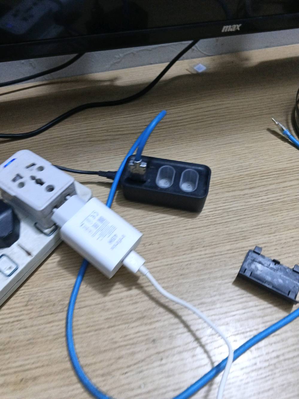 اكس بوكس ون فات ذاكره تيرا مع كامل ملحقات مع شاحن بطاريت مع بطاريه 