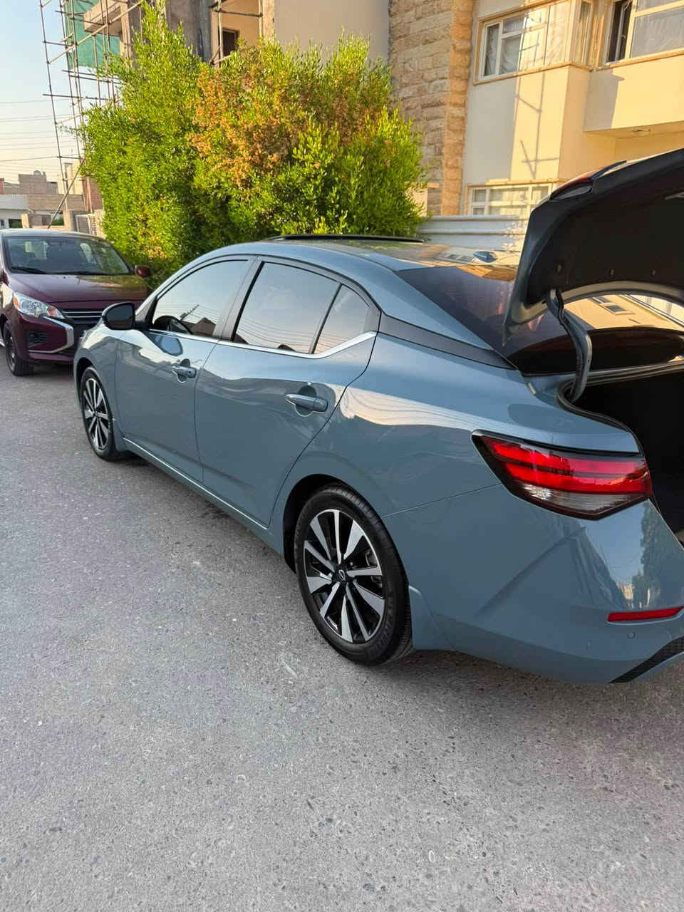 NISSAN SINTRA 2024 
 نيسان سينترا 2024 🔥 
سياره CV بلص يعني فول  مواصفات 🔥
لون سمنتي مميز 🩶
داخل لون مميز مشمي 🧡 
.سياره بدون ارباك ✅
كير مكينه كهربائيات كله شرط ✅ 
سياره ماشيه 38 الف فقط سياره جديده كلششش ✅

مواصفات السياره : 
سلايت .
كشنات تدفئه 🔥
5 كامرات محيطيه 🎥
حساسات جانبيه .
رادار امامي .
نقط عمياء جانبيه .
نضام بانزين ECO 🔋 
وبيها بعد مواصفات ✅
..
وحادثها حلو بس الدعاميه الاماميه بدون داخل ابداا ✅
وجاملغ عكس السايق فقط ✅
سياره مكانها اربيل  📍 
رقم التلفون بي واتساب : 
*********** أربيل, العراق
