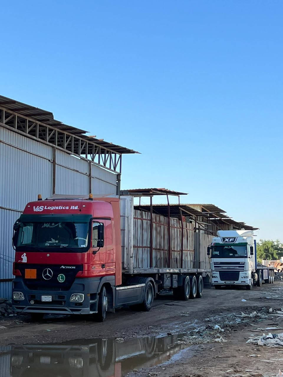 السلام عليكم من رخصت الدمن دمعه 2004 رقم نينوئ مربوطه صهريج  بشرط التحويل سياره حلوه او نضيفه محرك كصه مال 2007 كير اكسن. دبل شاصي محور طويل رتايدر 5طكات ثلاجه شغاله مكفوله سياره على خط تشتغل مكلف مكلف بل نشر *********** رقم صاحب السياره متوفر لحد الصبح
