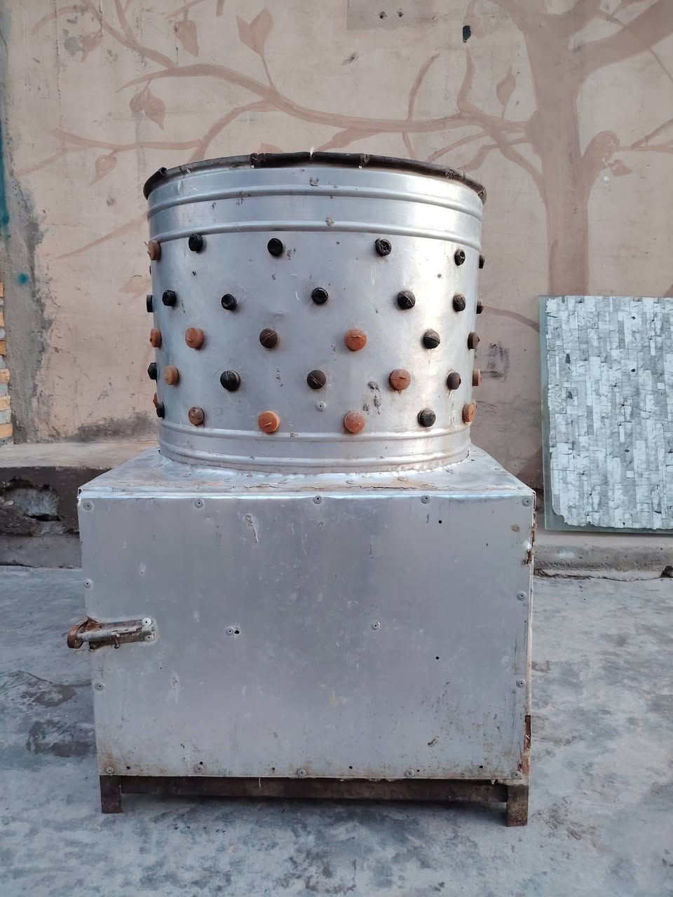 سلام عليكم متاح مكينه دجاج للبيع نظيفه اي عيب ما بيها شرط الشغل السعر 125 وبيها مجال الشراي يخابر *********** أو يدخل خاص ♥️
