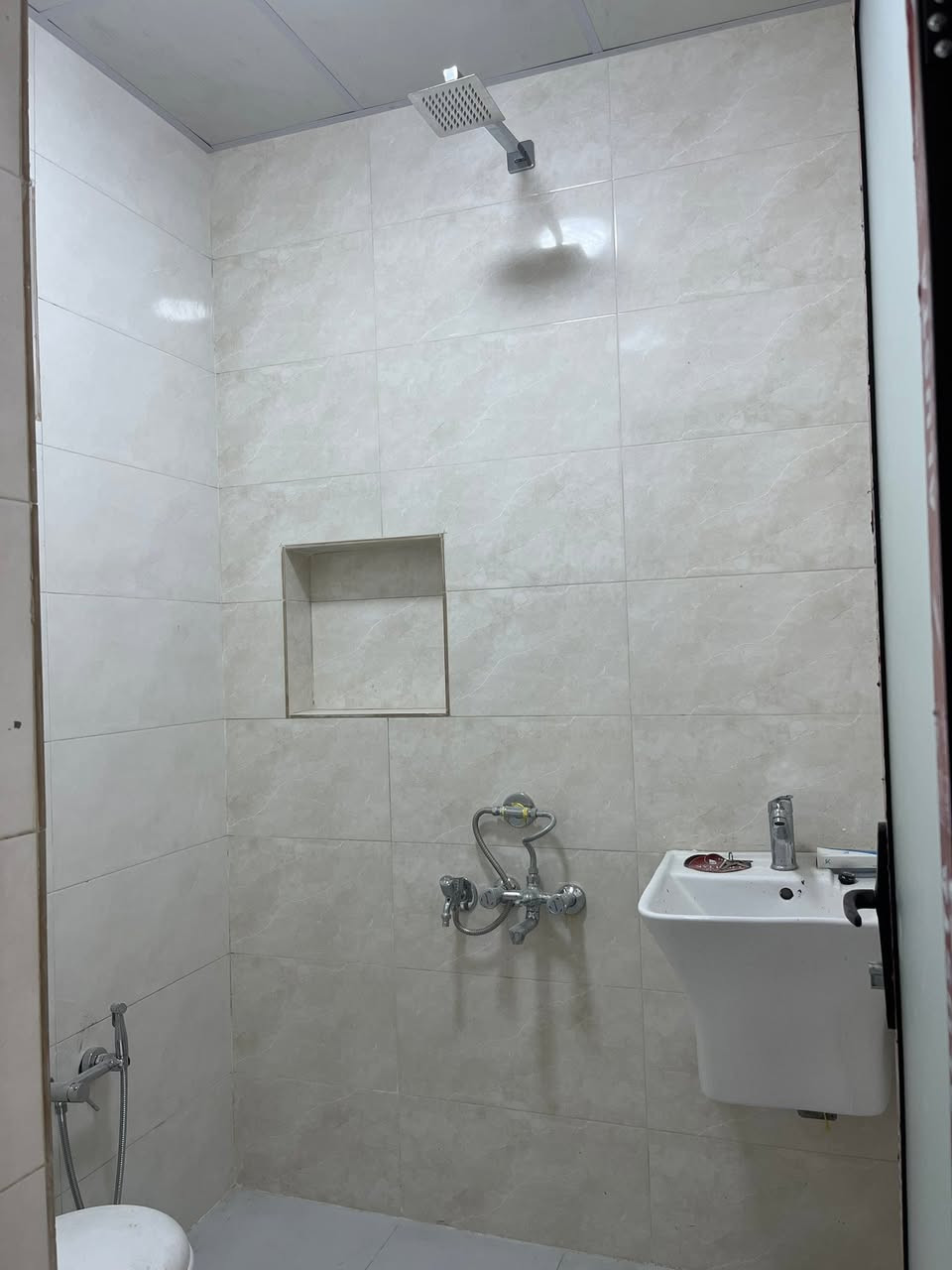 مشتمل جديد للبيع
مشتمل مساحة ٦٠ متر
واجهة ٣ نزال ٢٠
بناء حديث ودرجة اولى 
٣ غرف نوم + صالة + مطبخ
+صحيات فوك وجوا
العنوان حي سومر  شارع عرض ٨
السعر ١٨٠ قابل للتفاوض
للاستفسار ***********

