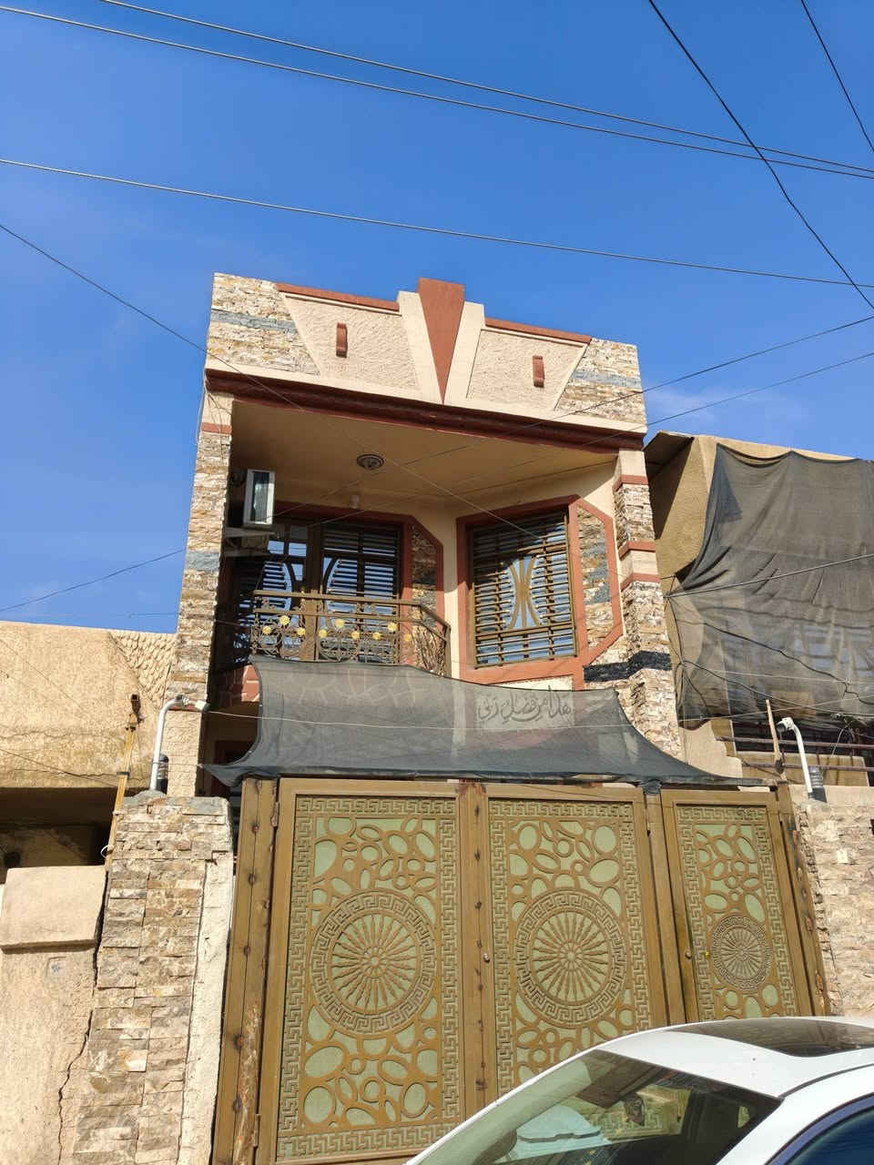 السلام عليكم 
عقار للبيع....🏠
مساحه البيت 100 متر 
واجهه 5 نزال 20
تفاصيل البيت:
الطابق الأرضي/ صاله استقبال كبيره ، حولي ، مطبخ مع الخدمات 
الطابق الثاني/ غرفتين نوم مع الخدمات 
الطابق الثالث/ مخزن مع سطحين+ بيتونه 
عنوان العقار 📌
بغداد حي الإعلام ، خلف سنتر الاعلام 
للاستفسار التواصل على الواتساب:
***********
