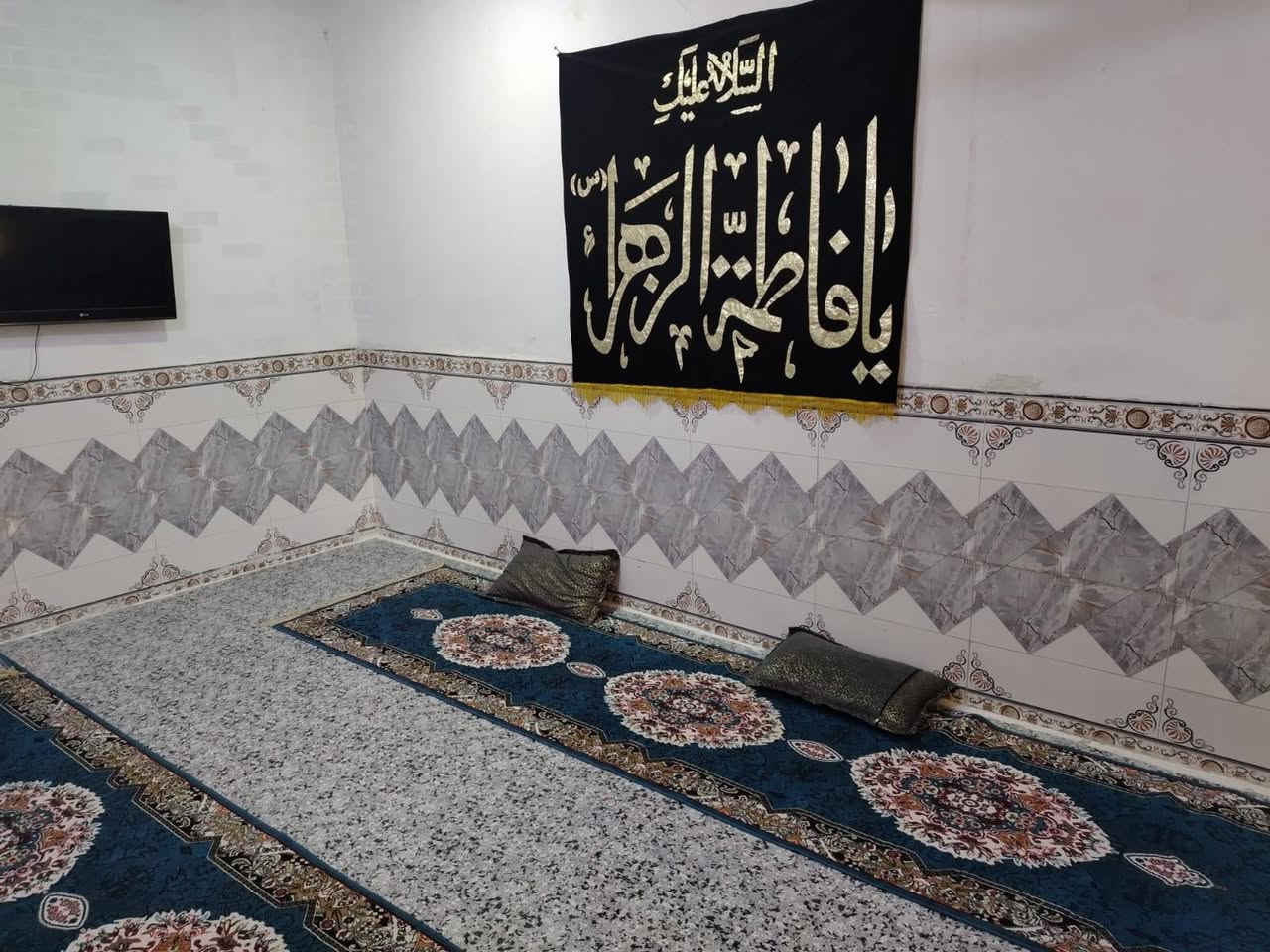 🏡 بيت  للبيع في حي الجمهوري
​الموقع: حي الجمهوري – قرب ملعب الاتفاق
​📐 المساحة والتصميم الداخلي
​المساحة الإجمالية: 75 متر مربع.
​الطابق الأرضي (بناء طابوق حديث):
​إستقبال
​غرفة نوم
​صالة + مطبخ
​مجموعات صحية
​منور صغير لتهوية وإضاءة طبيعية
​الطابق الثاني (بناء ثرمستون):
​غرف نوم عدد (2)
​📞 للتواصل والاستفسار
​يرجى مراجعة مكتب دبي للعقارات أو الاتصال مباشرة:
​رقم الهاتف: ***********
​عنوان المكتب: سايدين الجمهوري – مقابل مدرسة القدس – قرب جامع الحكيم – مجاور صيدلية الساقي.
