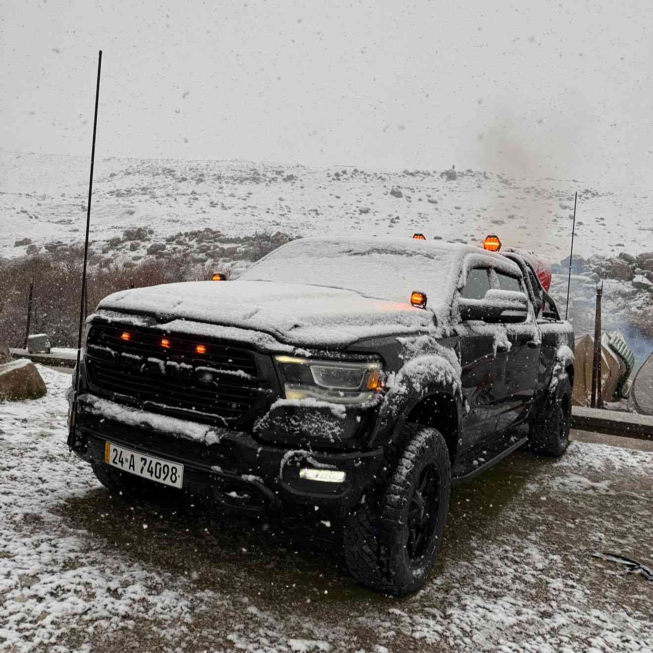 للبيع رام بك هورن شكل الجديد فور ويل  
بسمي 
✳️وارد امريكي حادثهة تبديل باب خلفي ورش صبغ بل جملغ الخلفي 
✳️رقم دهوك جديد بسمي 

RAM 1500 BIGHORN 

رام 1500 بك هورن .

الموديل : 2021 . (وارد امريكي) . 
العداد :  (46 الف  ميل ) .
المحرك : V8 5.7L .

السعر:335 ورقة 

المواصفات :
* دفع رباعي 4x4 . 
* مقعد السائق كهربائي . 
*المقاعد الأمامية تدفئة.
* دوسات جانبية .
* دخول ذكي (بصمة). 
* تشغيل عن بعد .
* شاشة كبيرة 8.4 أنچ .
* حساسات امامية وخلفية .
* مانع تصادم خلفي (اوتوبريك) .
* رادار جانبي نقطة عمياء .
* مكيف خلفي .
* اشارات على المرايا الجانبية . 
* ويل قياس انج فيول امريكي اصلي .
* نظام اطفاء وتشغيل اوتماتيكي .
* مرايا كهربائية جانبية قابلة للطي كهربائيا .
* المرايا الجانبية تدفئة . 
* امكانية تعديل ارتفاع دواسات البنزين والبريك .
* هاند بريك كهربائي .  
* حساسات امامية وخلفية . 
* مرايا مع خاصية التعتيم الذاتي . 
* مساحات تخزين إضافية تحت المقاعد. 
* الواجهة الأمامية بلاك . 
* لايتات امامية LED بلاد .
* بك لايات خلفي LED بلاد .
* غطاء بدي المنيوم .
* غلاف حوض .

السيارة مرفعة من امريكا كت امريكي 4 انج 
اطارات 35 انج نيتو امريكي بلاد 
مجهزة من كلشي من محجر وغطاء سلايت وغلاف بدي داخلي 
تخم بلاجكتورات درجة اولى 
مكان السيارة بغداد شارع فلسطين 
***********
