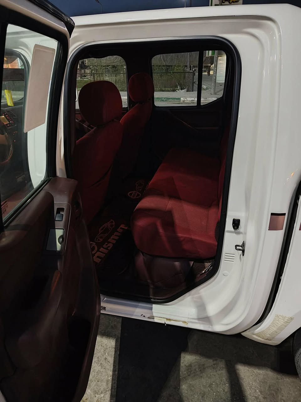 نيفارا 2014 رقم اربيل
ماشيه 180
بيها شبر بالجاملغ الخلفي وشبر باب البدي 
والباقي كفاله حداديه وكير ومكينه خير من الله
المكان واسط العزيزيه 
***********
