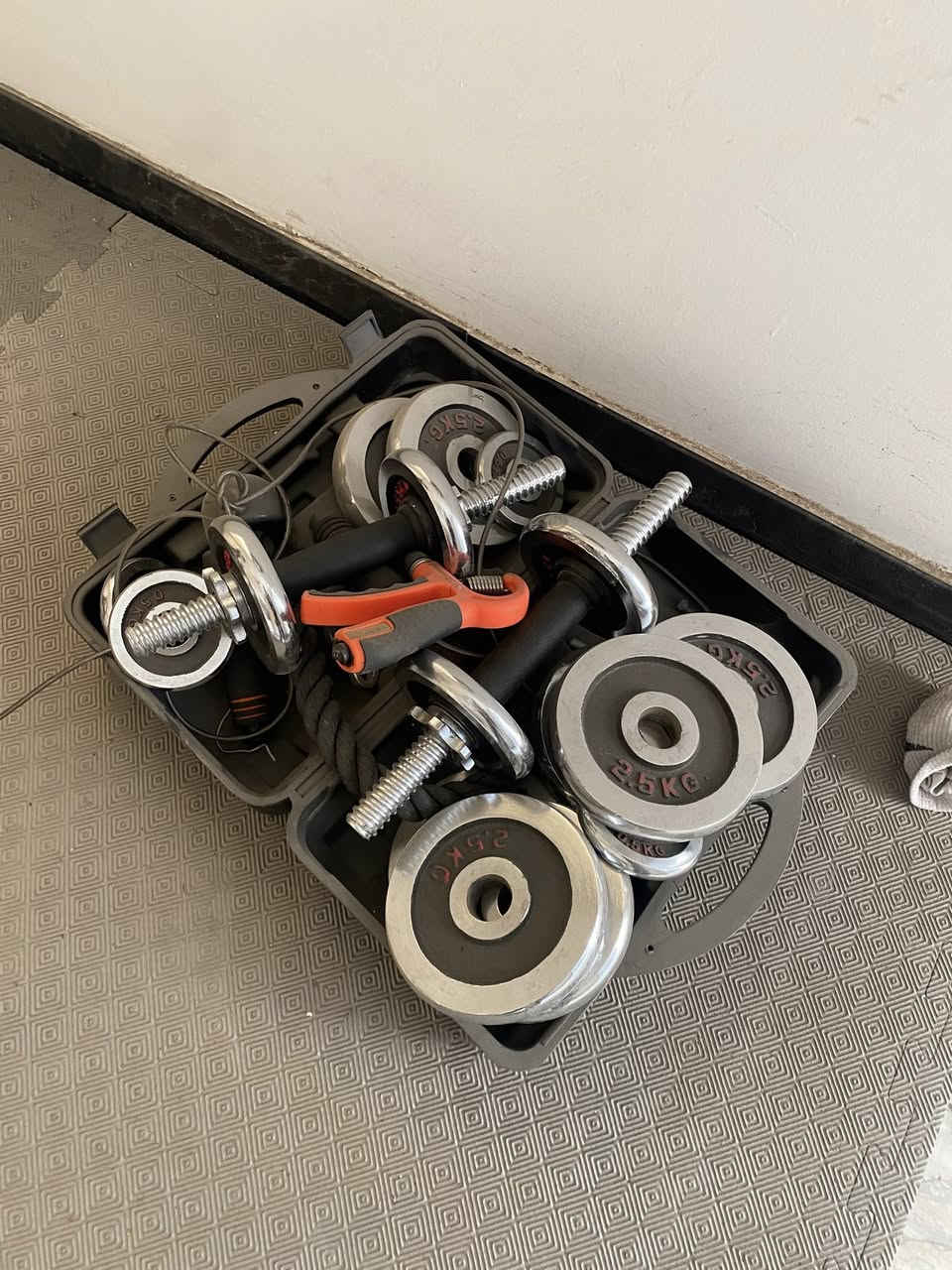 السلام عليكم 
جهاز ملتي جم للبيع متكامل ٣٠ تمرين ظهر وصدر وباي وتراي ورجل ، مع كيس ملاكمة مع دمبلصات وحبل وارضية جم ٩ متر 
يعني جم بيتي متكامل ، جديد وغير مستخدم ابدا فقط مشدود 
هذا التجهيز صار عليه كله ب٧٥٠ الف مع النقل 
صح هو جديد وغير مستعمل ولكن ابيع بسعر المستعمل . 
عارضه بسعر ٥٠٠ مع مجال قليل 
واتس ***********
