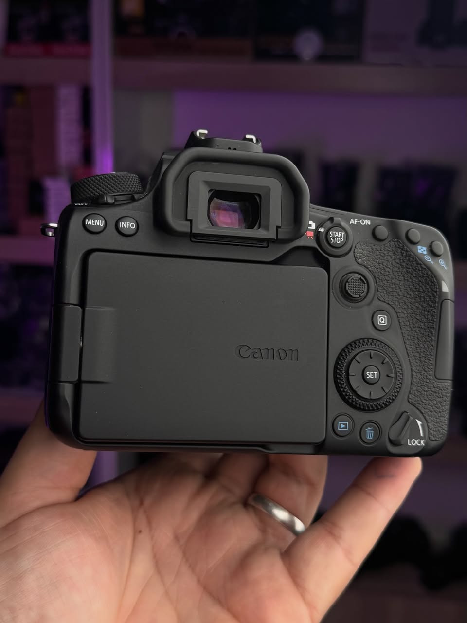 مو كل كامره تكدر تطيك هيبة… بس الـ Canon EOS 90D غير مستوى بالكامل 🔥
إذا تريد تصوير احترافي + فيديو 4K + سرعة خارقة بالأداء… فهاي الكامره معمولة إلك 😮‍💨📸

✅ دقة جبارة 32.5MP
✅ تصوير 4K سينمائي
✅ فوكس سريع وثابت
✅ تصوير متواصل 10 صور بالثانية
✅ شاشة متحركة لمس
✅ واي فاي وبلوتوث للنقل السريع
✅ مناسبة للتصوير الاحترافي والفيديو والريلز واليوتيوب 🔥  

🎁 الملحقات كلها وياها هدايا:
🎒 جنطه مقسمه
💾 رام هديه
🎗️ حزام هديه
🔋 بطاريتها الأصلية
🔌 شاحنتها
📷 ويا العدسه مالتهـا جاهزه للشغل فوراً

هاي مو كامره… هاي نقله بمستواك بالمحتوى والتصوير 😎
إذا تعرف قيمة اللقطة الصح… فـ الـ90D راح تخليك تبدع من أول كلك 📸🔥

#كانون_90D #Canon90D #كامرات_احترافية #تصوير #كامره_كانون مصور


**إذا كنت صاحب هذا الإعلان وتريد حذفه لأي سبب، رجاءا أرسل رسالة إلى الدعم الفني**