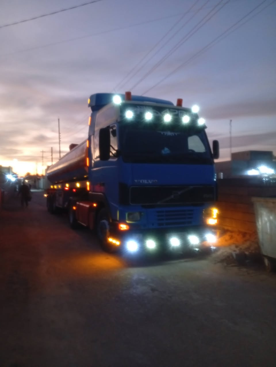 البيع فالفو شخاطه موديل 2001رقم اربيل انكليزي بسمي تكيال +جيبيس +تصريح امني سياره مكفوله المكان الانبار الرمادي رقم الهاتف ***********
