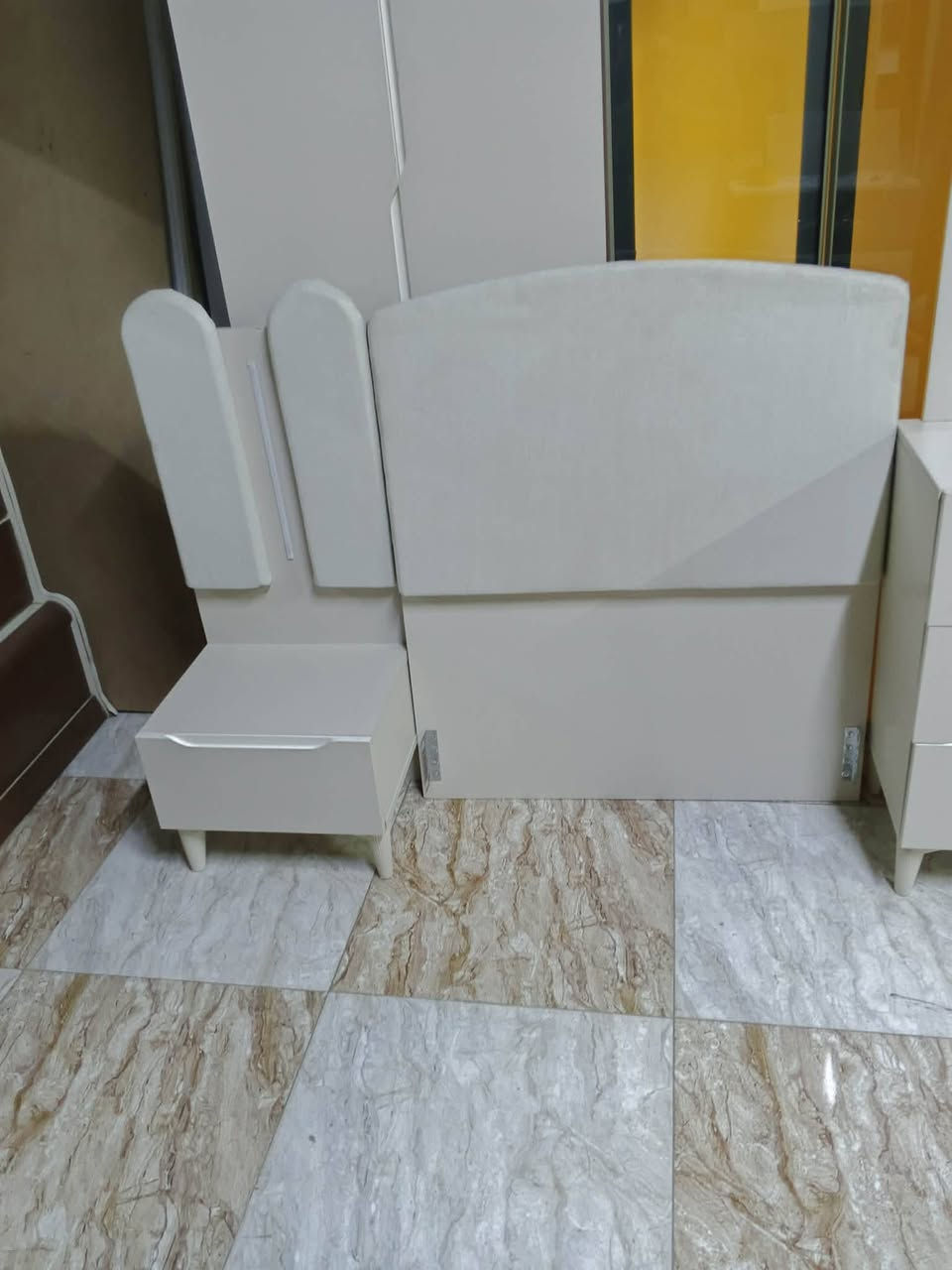 غرفة نفر 6 ابواب  4 قطع 
للاستفسار ***********
