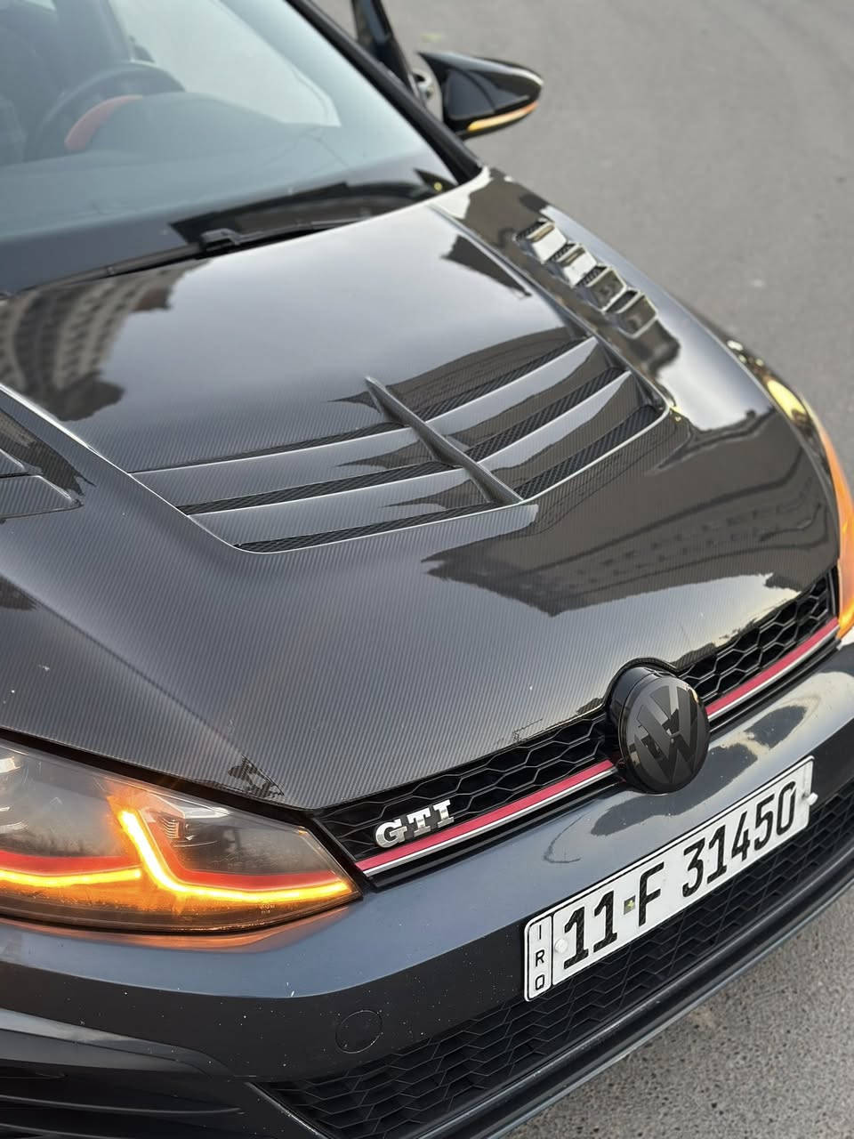 السلام عليكم جميعاً 
رمضان كريم وربي ينعاد عليكم وعلى عوائلكم بالصحة والسلامة ✨♥️

Golf GTI 2019 (2.0 T) للبيع 📍📍📍
الممشى :- 52.000 كم 
رقم بغداد 
وارد امريكي حادثهه موضح بالصور ادناه ! 
بدوووون ايرباااك حادث بسيط جداً قطعة وحده فقط ( بنيد ) 

اللون نيلي / كحلي / ازرق 

مواصفات :-
شاشه جبيرة ابل كار بلي واندرويد اوتو
كامرة خلفية علامة قلابة 
حساسات
رادارات جانبي
4 وضعيات قيادة ( ايكو - سبورت - كونفرت - كوستم ) 
شفتات ستيرن 
تحكمات جهتين 
رادار
تثبيت سرعة 
تدفئة كشنات 
لد زينون 
ويل 17 اصلي 
تايرات  تخم جديد قبل شهرين شادة 

الاضافات على السيارة :-
 بنيد كاربون فايبر ( اليااف حقيقية ) سعرة 500$ والبنيد البلادي موجود 
كزوز رياضي والوسطيه موجودة 
برمجة 3brothers الغنيين عن التعريف سيفتي 
📍📍📍
بيهه طخة بالباب الايمن عكس السائق شي بسيط يتعدل عالبارد
السيارة كلش حلوه ونضيفه وقويه ومعتني بيهه على اخر حبه اي كلوب بالدشبول ماكو اي مشكلة بالسيارة ماكو اللهم بس باتري السويج كلشي جاهز بالسيارة 
عليهه غرامات 700 تنزل من سعرهه 

السعر 18.000$ وقابل للتفاوض
المكان ( بغداد - حي الجهاد - مجمع النسيم ) 
***********
